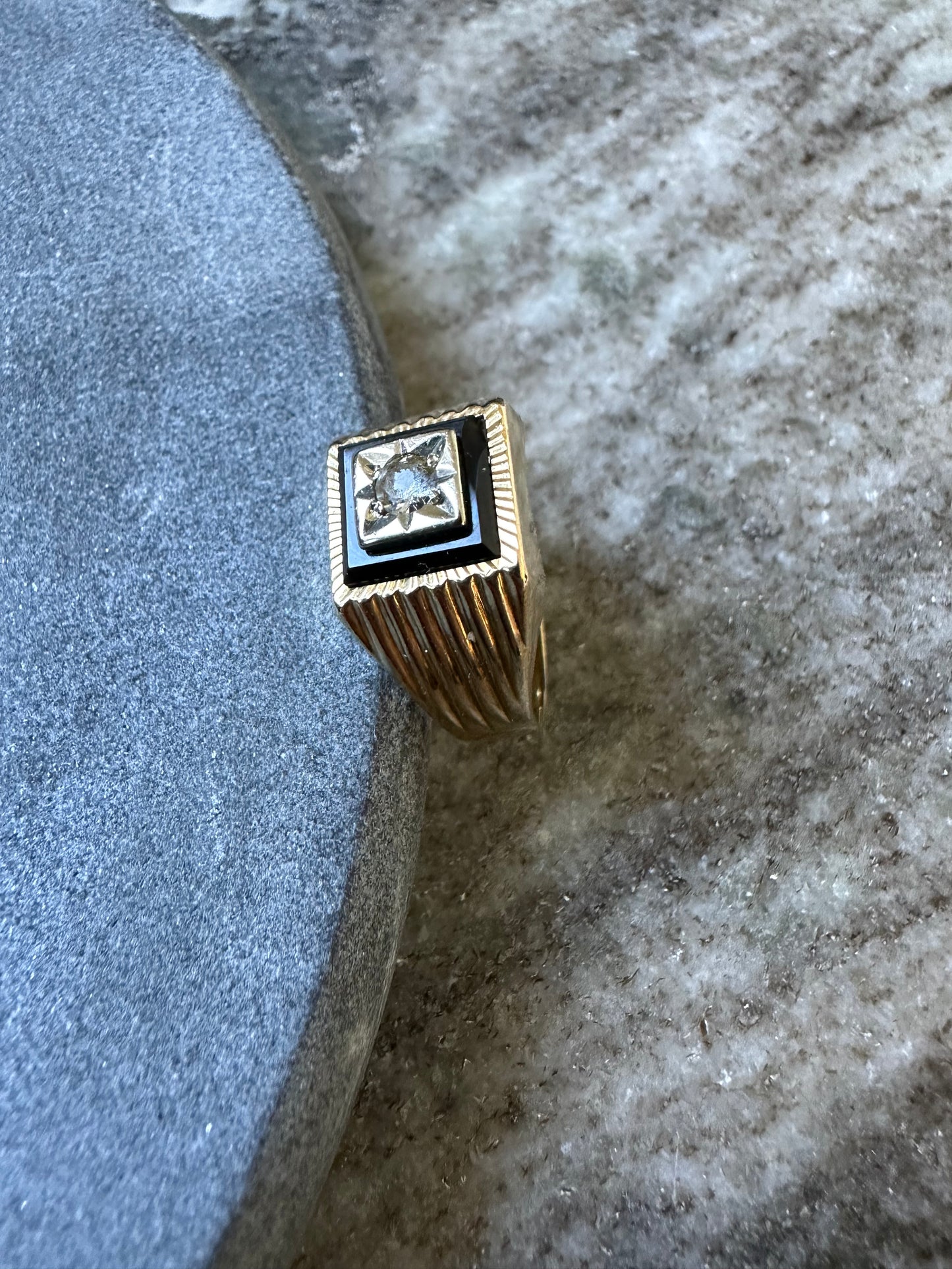 14k Gouden Zegelring met Onyx Laagsteen en Zirkonia