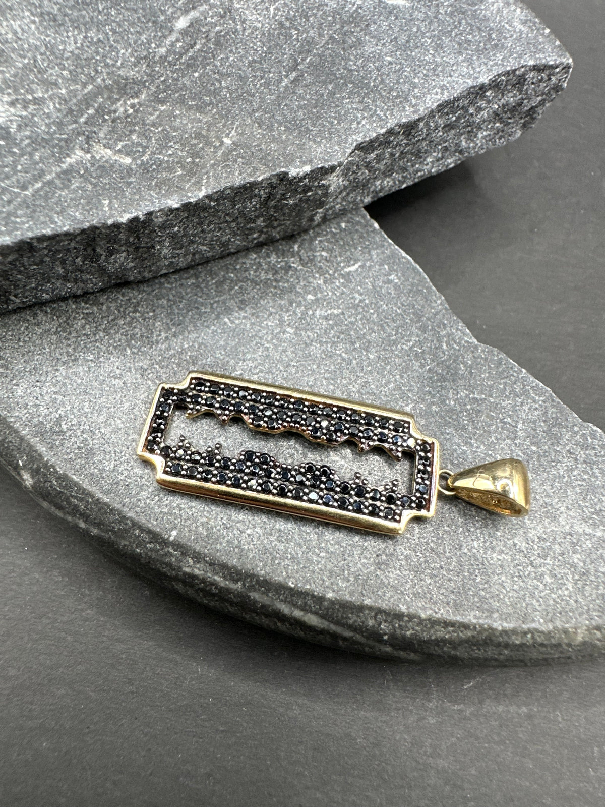 14K Gouden Scheermes Hanger met Natuurlijke Onyx – 13 x 37 mm