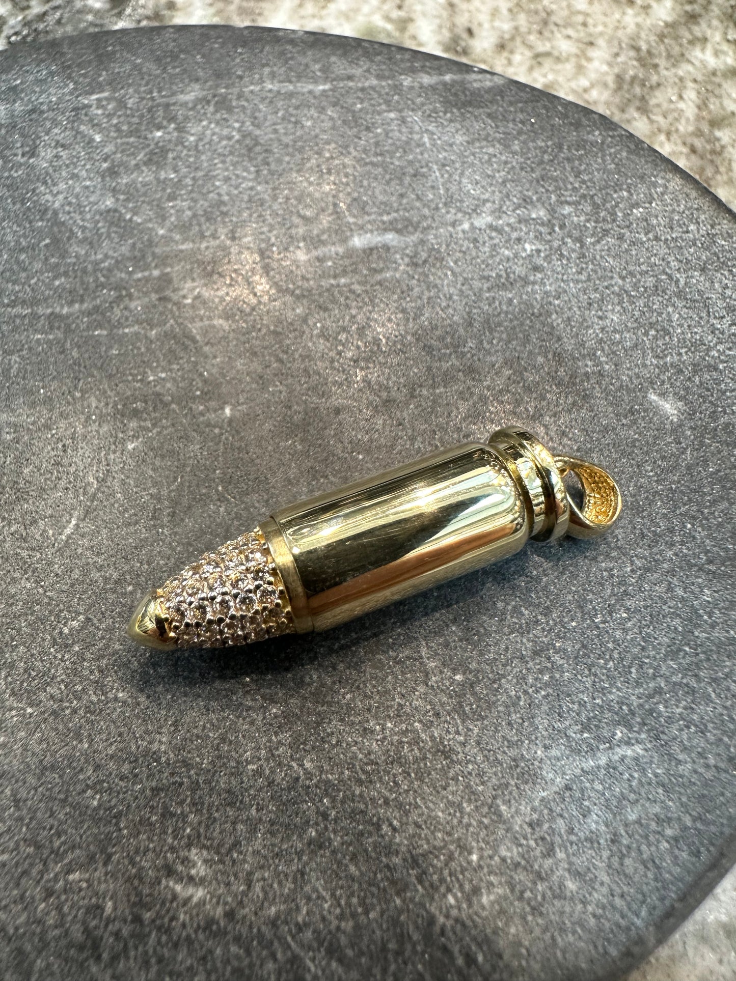 14K Gouden Magnum .45 Kogelhanger – Bezet met Zirkonia | Geheime Compartiment | 33 mm