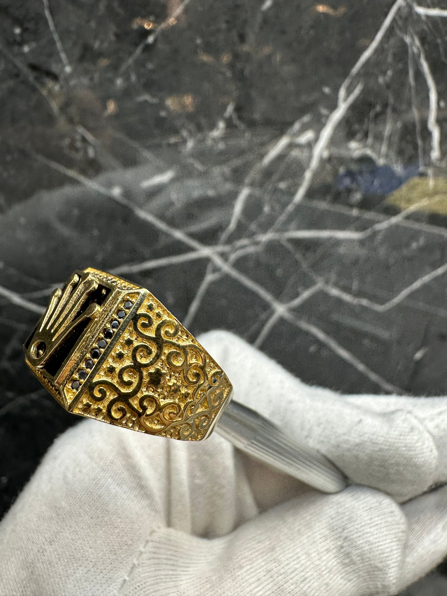 18K Gouden Massieve Kroon Ring met Gelaagde Onyx Steen – Handgemaakt – Maat 20