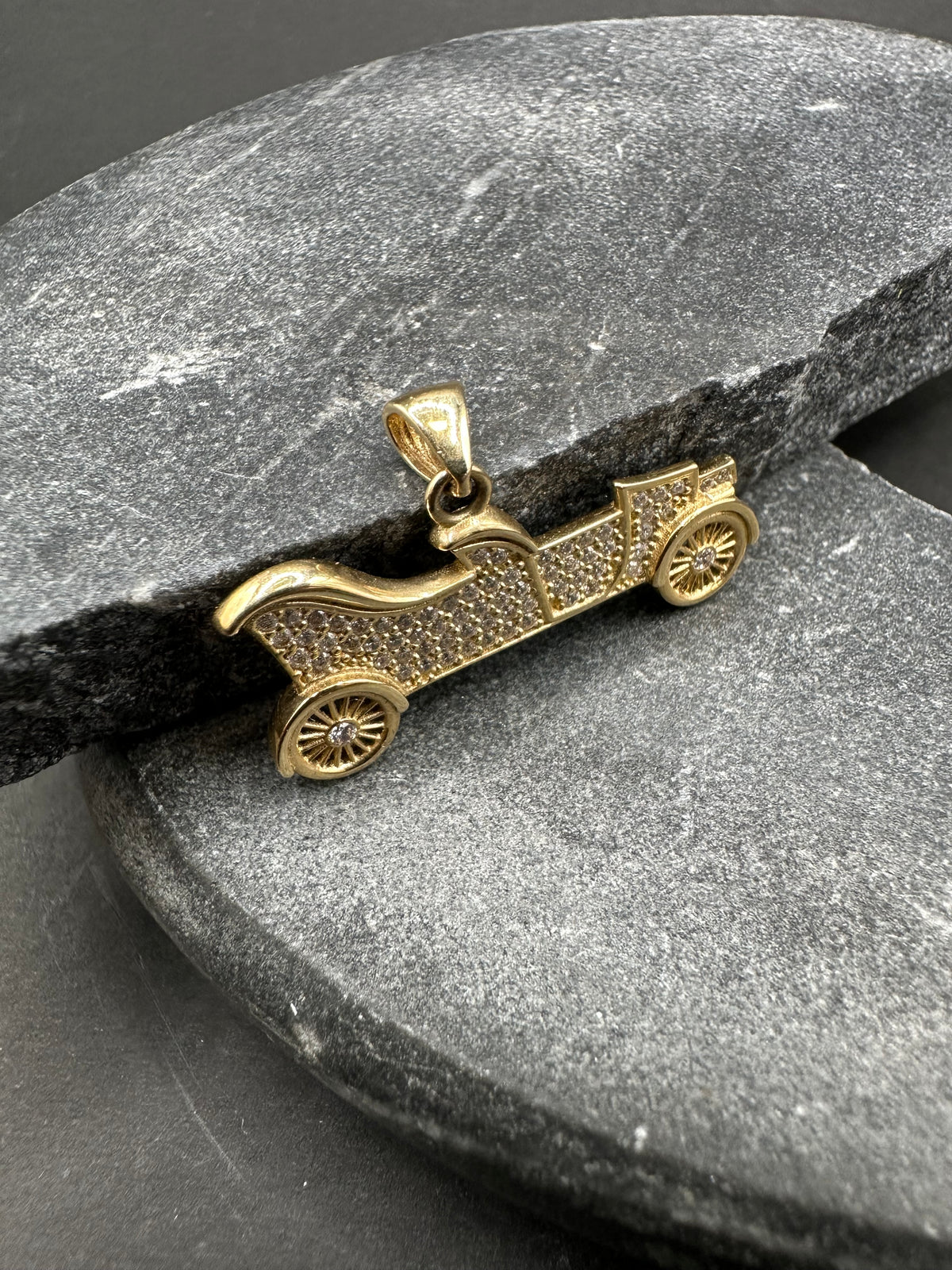 14K Gouden Klassieke Auto Hanger met Zirkonia – 30 x 15 mm