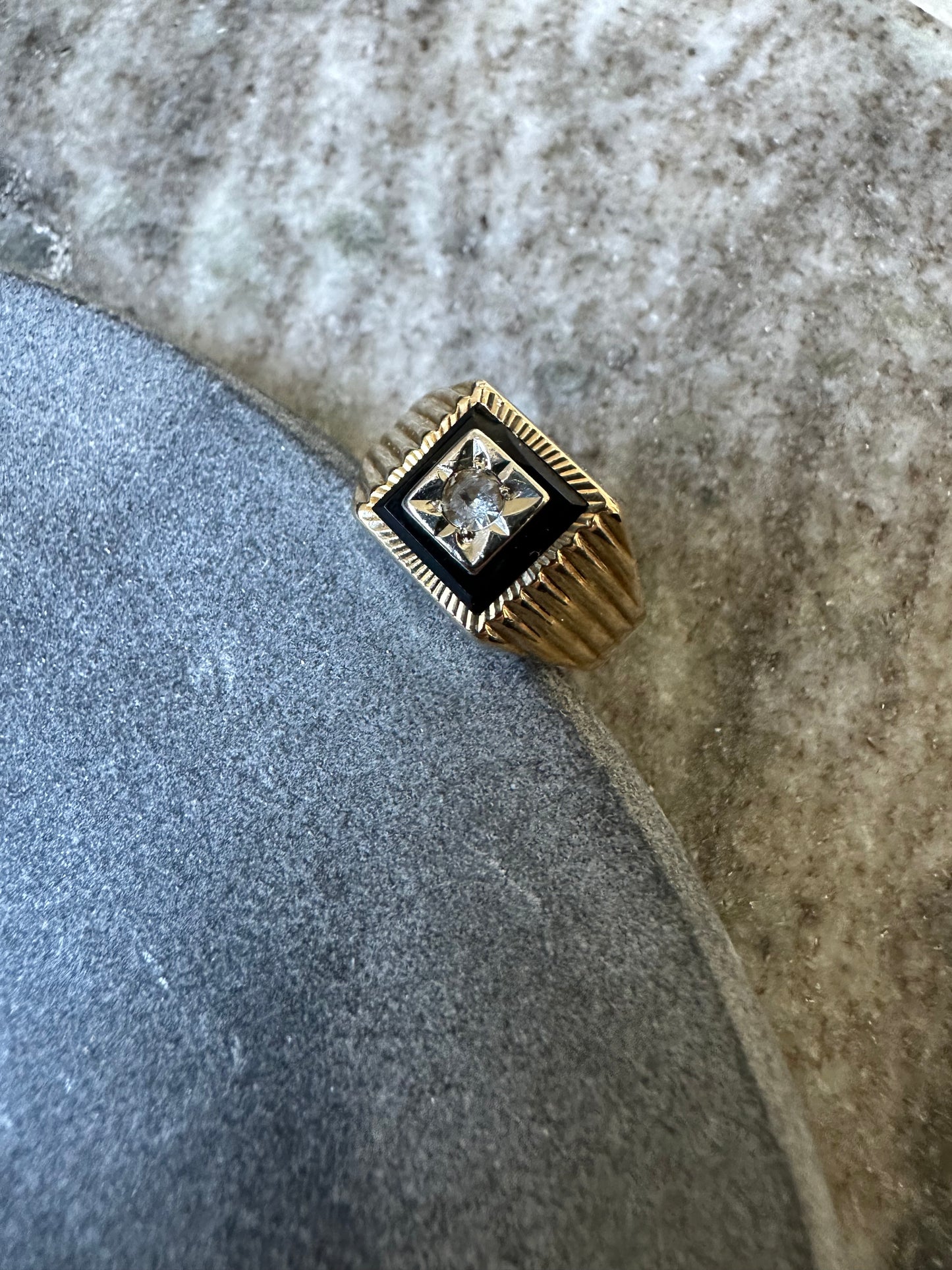 14k Gouden Zegelring met Onyx Laagsteen en Zirkonia