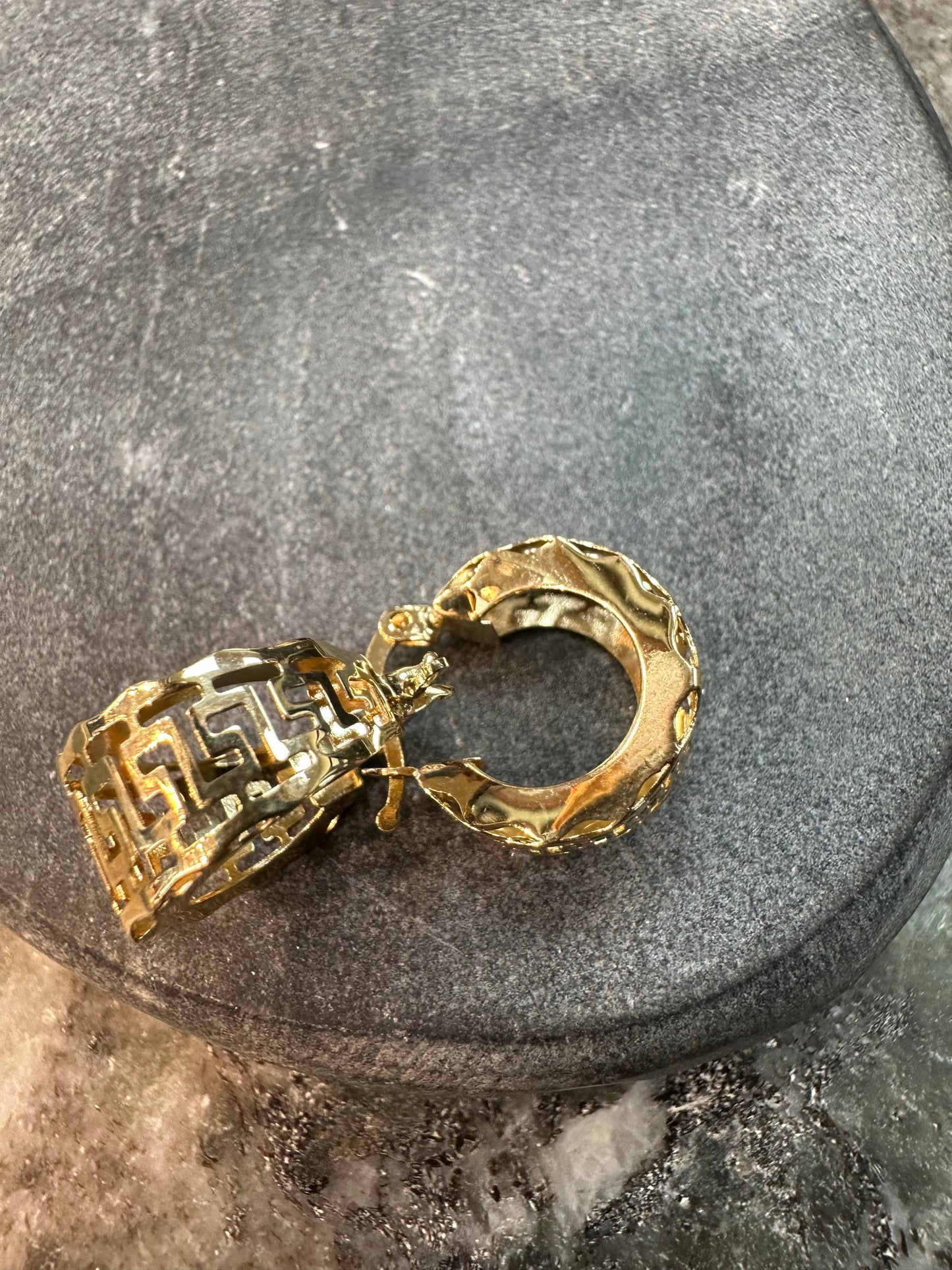 14K Gouden Oorbellen met Griekse Tekens – 15,8 mm