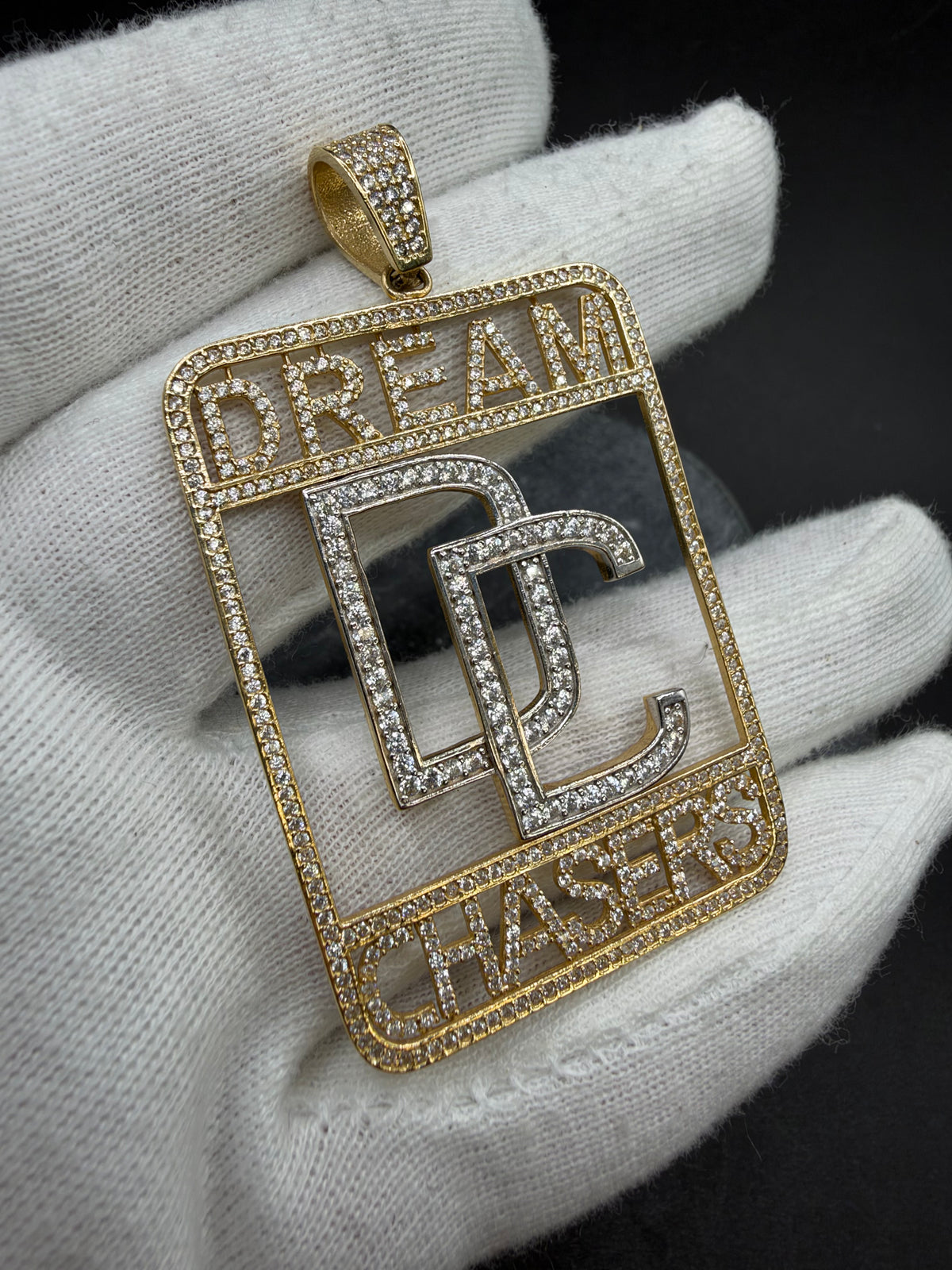 14K Gouden Iced Dream Chasers Hanger – 37,5 × 63 mm