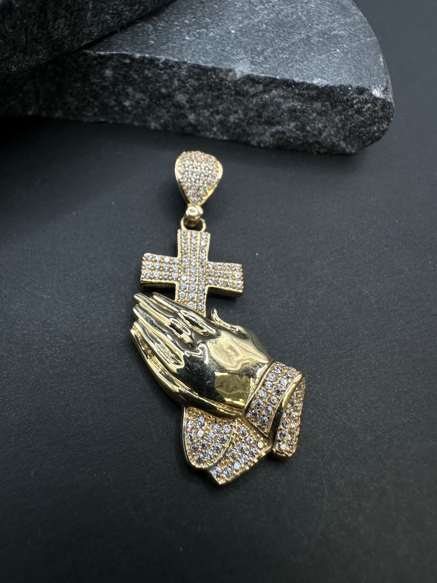 14K Gouden Kruis in Hand Hanger met Zirkonia