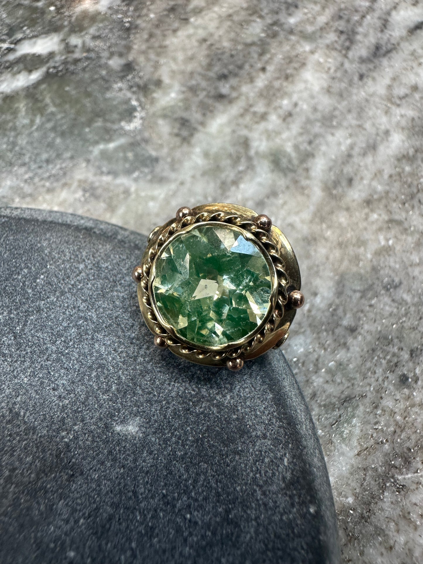 Prachtige 14K Gouden Vintage Ring met Sierlijke Steen – Tijdloze Elegantie