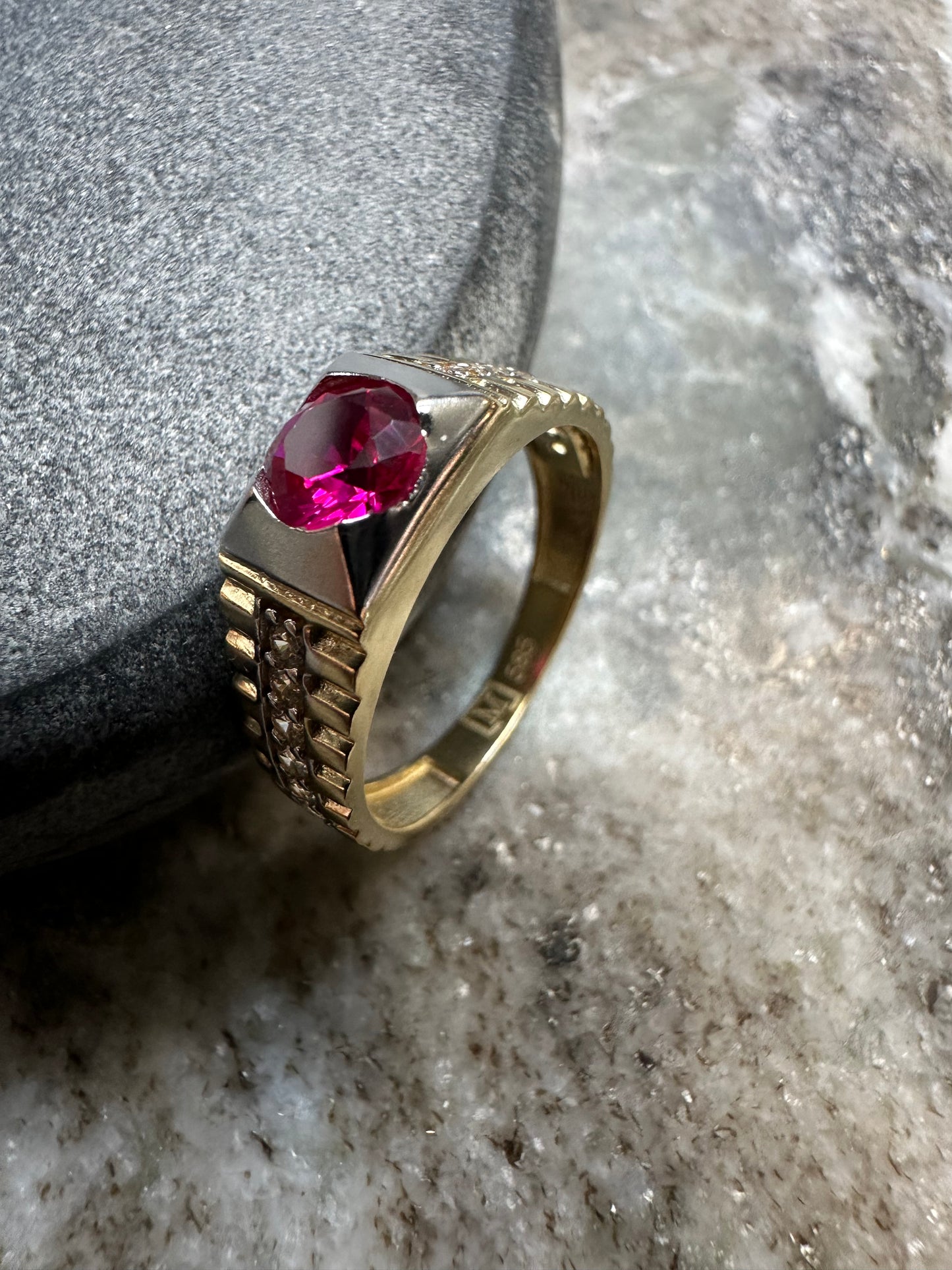 Schitterende 14K Gouden Ring met Robijn en Zirkonia – Maat 16,5