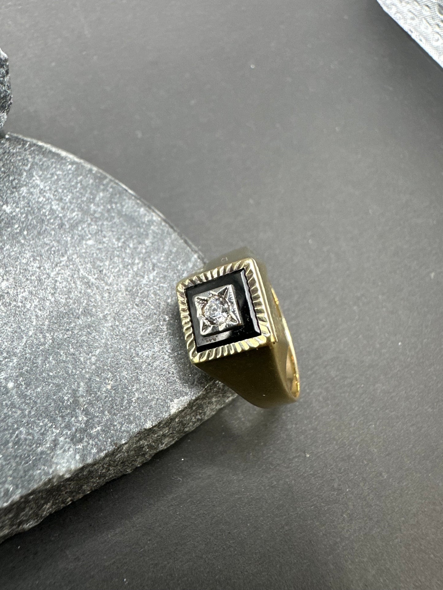 14K Gouden Ring met Onyx, Zirkonia en Witgoud – Maat 19,25