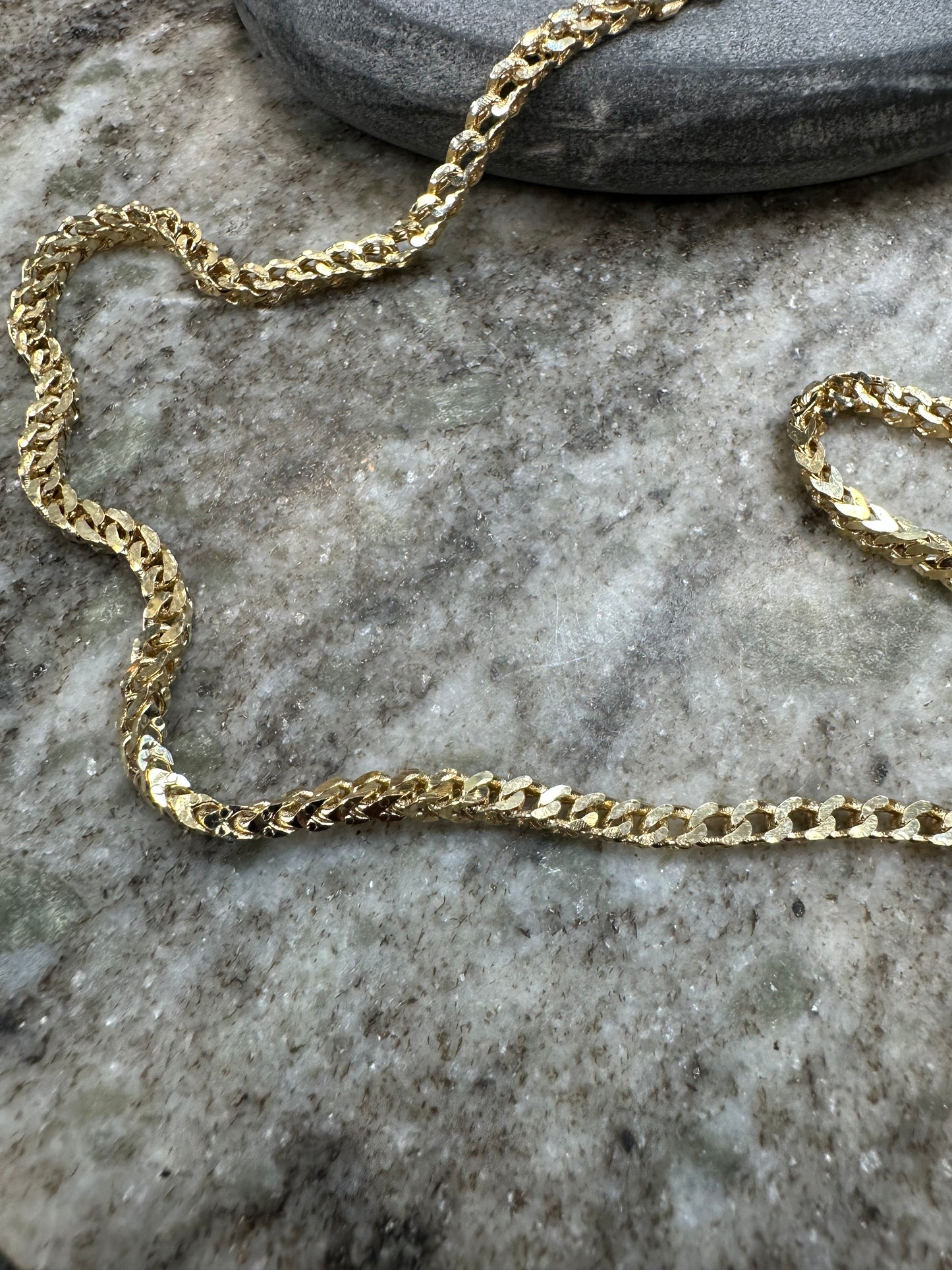 14K Gouden CubaanVos Ketting met Gladde Kruishanger – Luxe & Spirituele Klasse