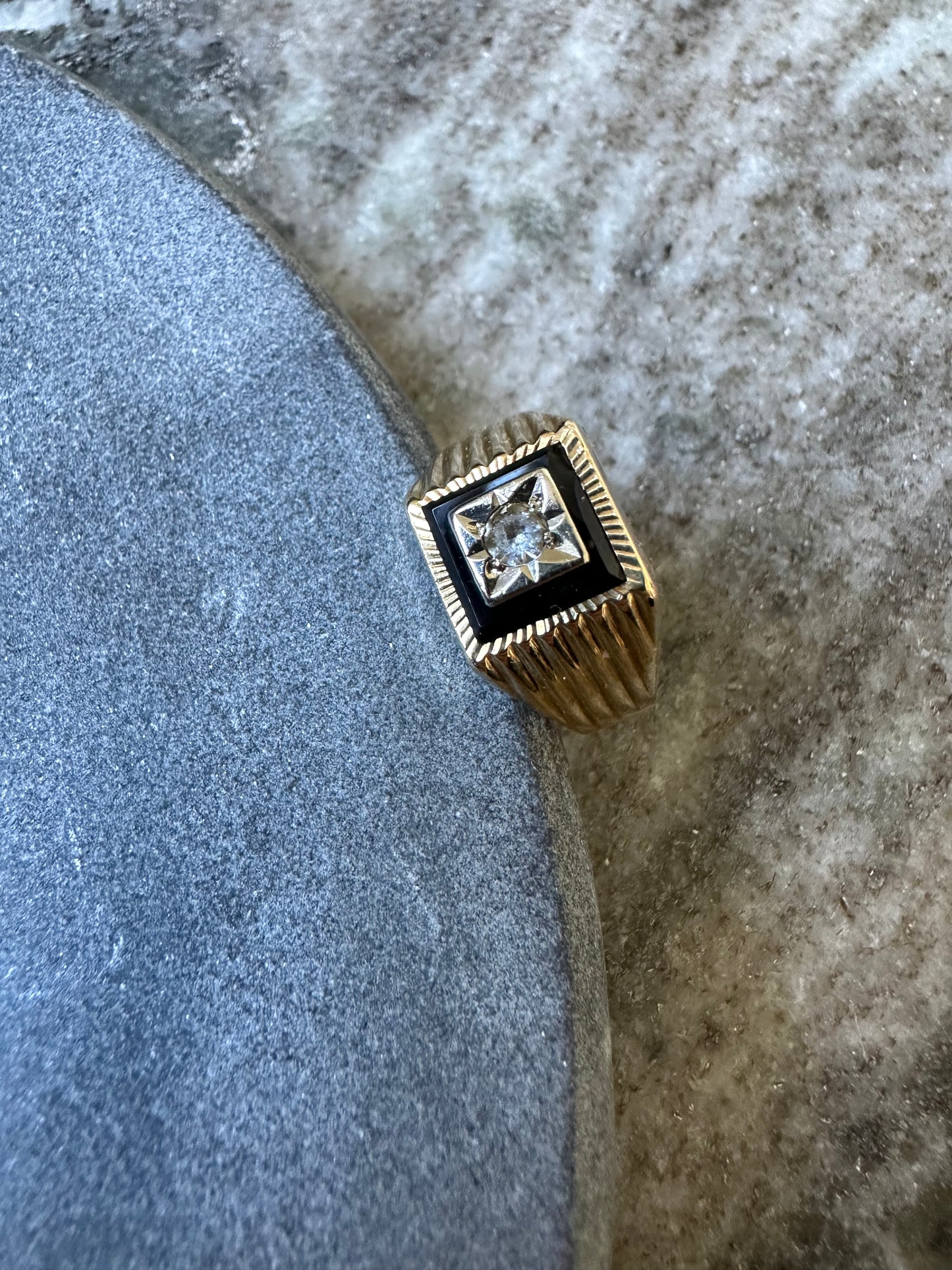 14k Gouden Zegelring met Onyx Laagsteen en Zirkonia