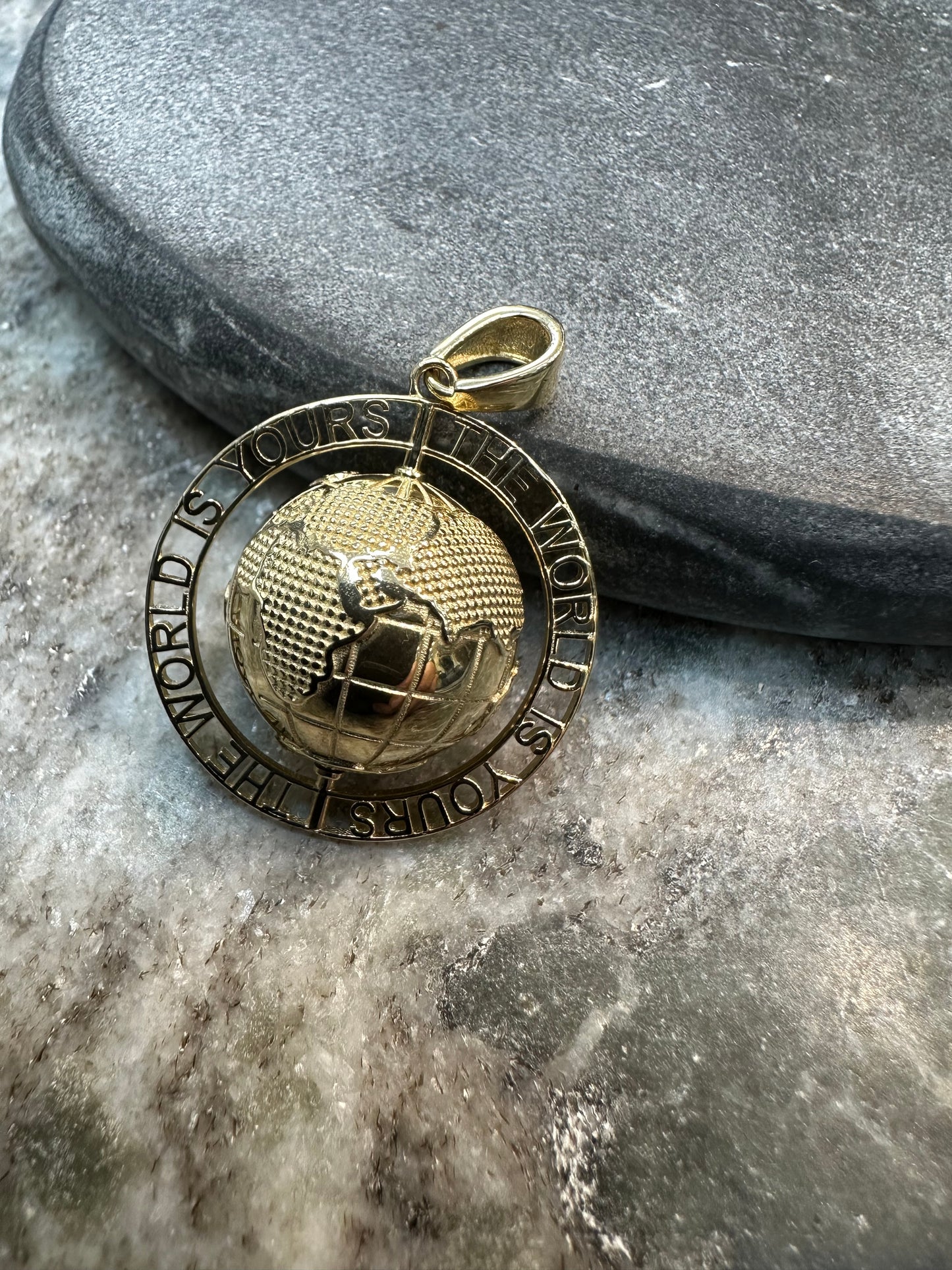 14K Gouden “The World Is Yours” Hanger met Draaiende Aardbol