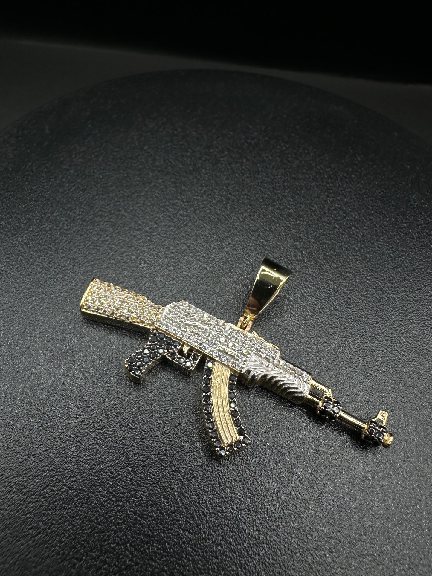 14K Gouden AK-47 Hanger met Zirkonia en Onyx – 60 mm