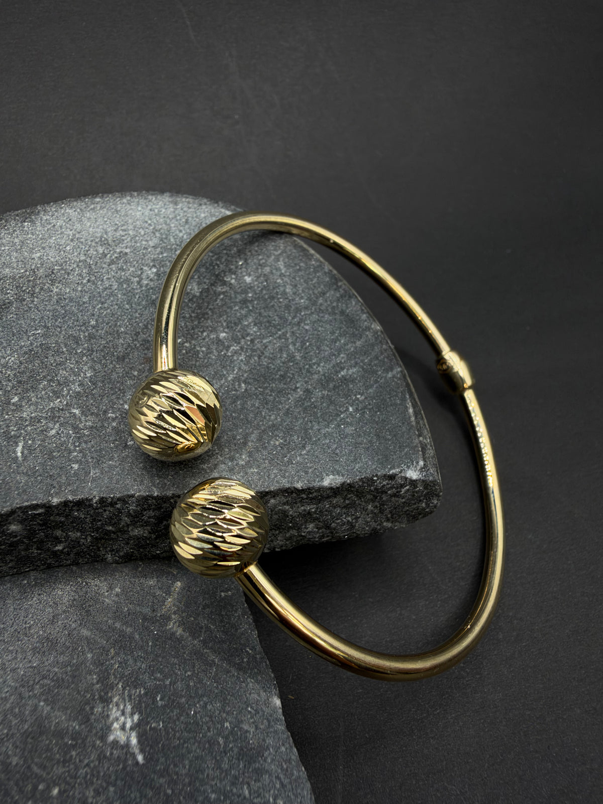 14K Gouden Boei Armband met Diamond Cut Details – Ø 65 mm – Unisex
