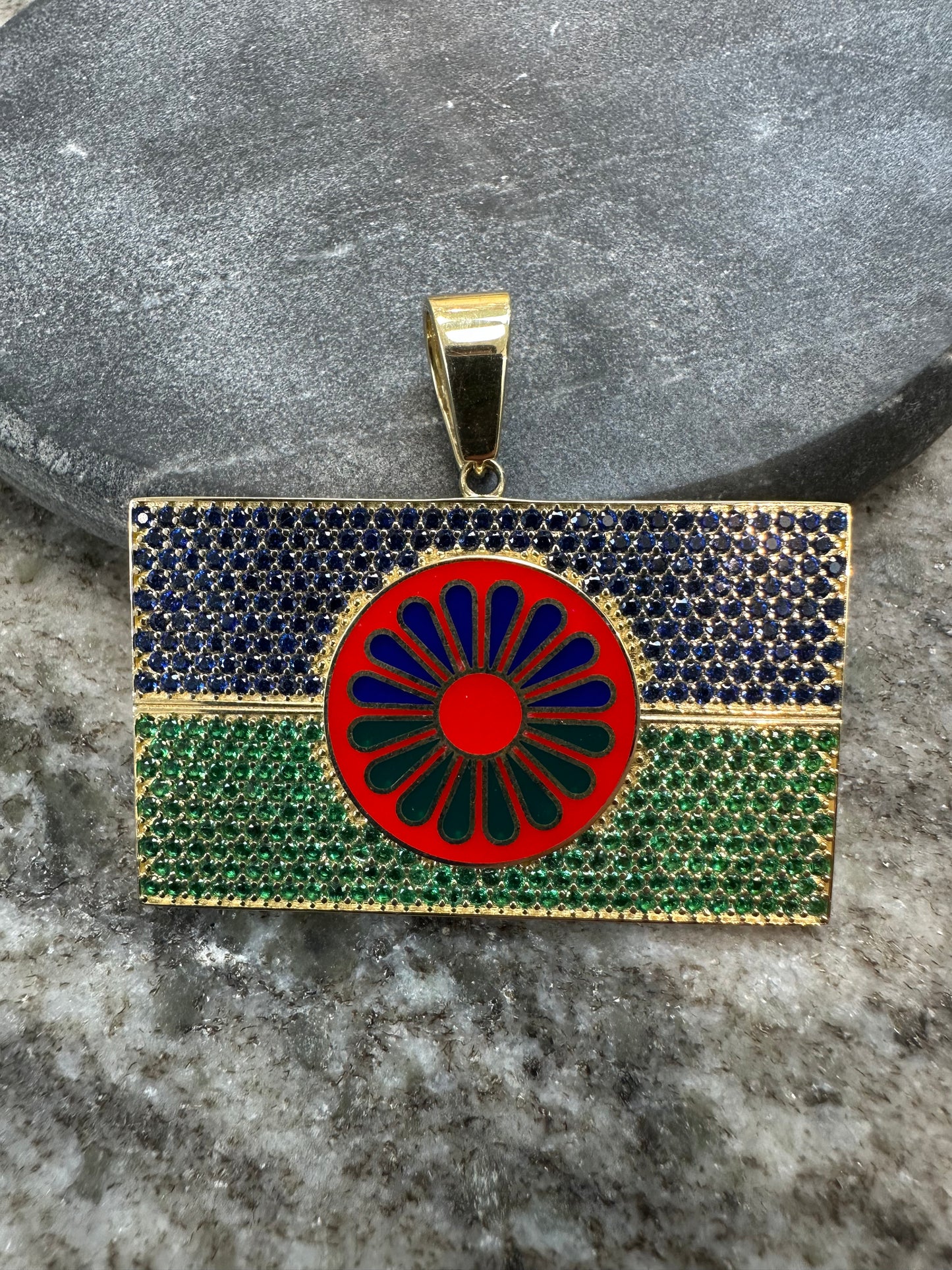 Prachtige 14K Gouden Roma & Sinti Vlag Hanger – Massief, Luxe & Vol Trots