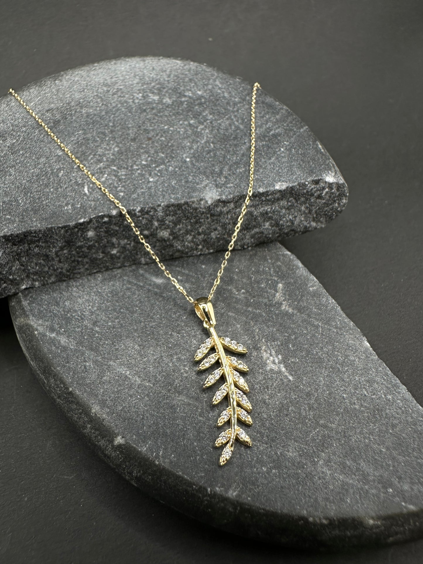 14K Gouden Ketting met Mimosa Blad Hanger – 42 cm