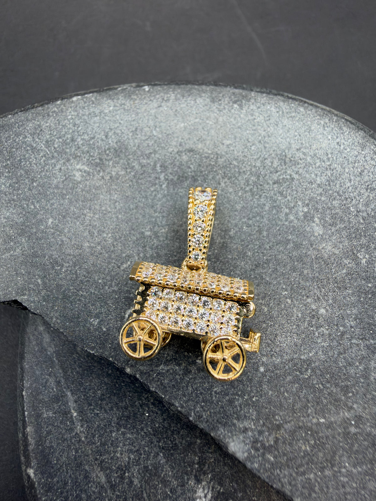 14K Gouden Woonwagen Hanger met Zirkonia – Handgemaakt
