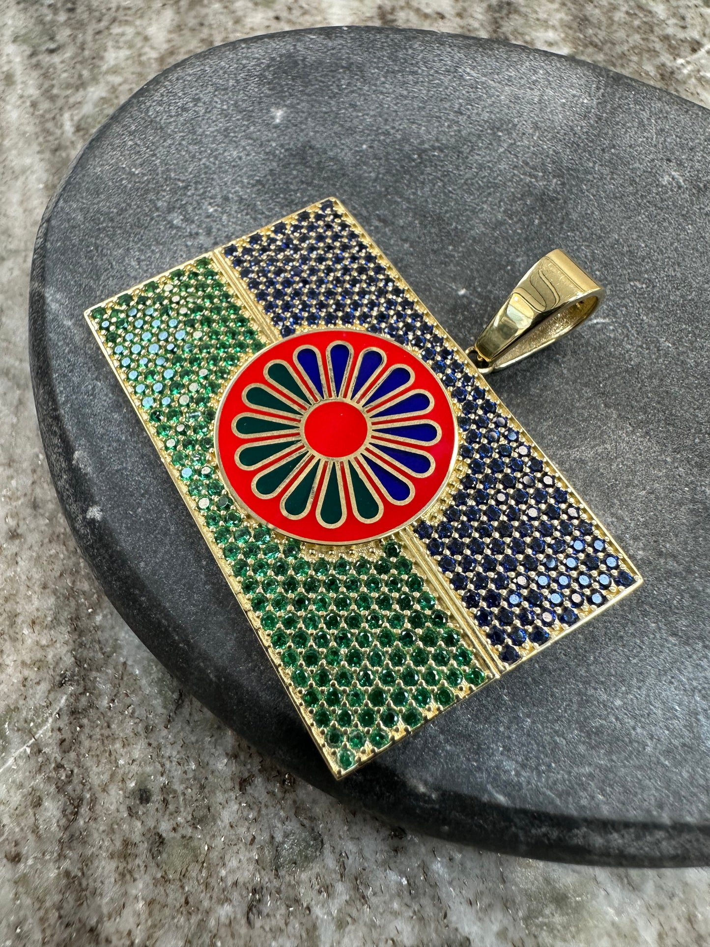 Prachtige 14K Gouden Roma & Sinti Vlag Hanger – Massief, Luxe & Vol Trots