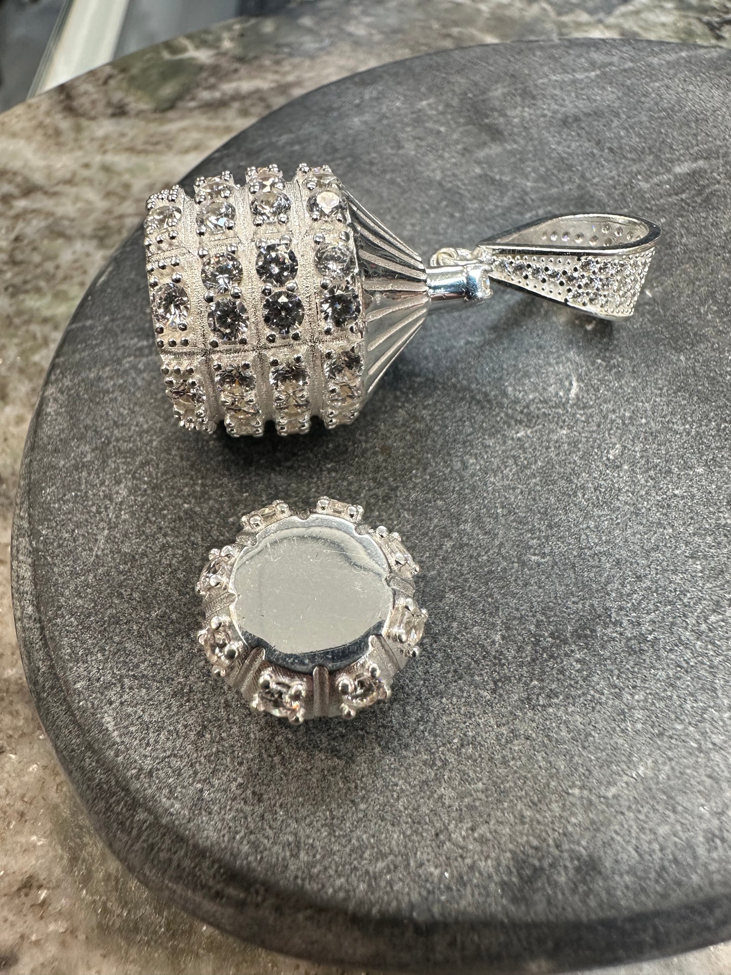 Prachtige 925 Zilveren Granaat Hanger – Iced met Zirkonia & Geheim Opbergvak