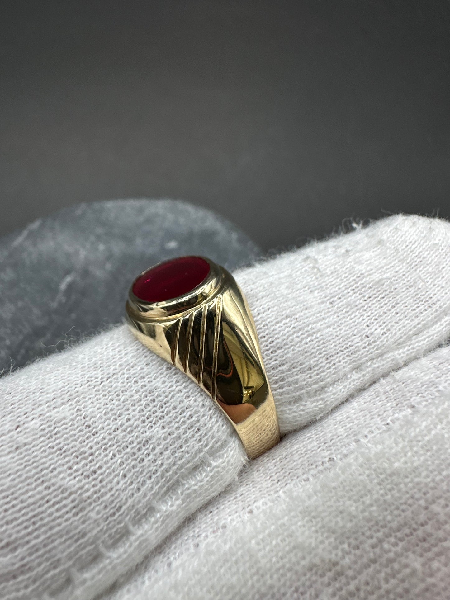 14K Gouden Ring met Rode Edelsteen – Maat 20