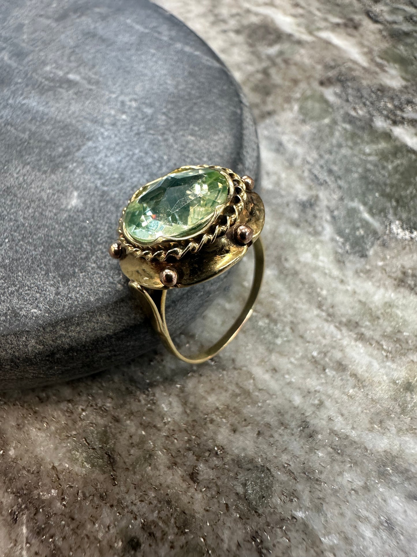 Prachtige 14K Gouden Vintage Ring met Sierlijke Steen – Tijdloze Elegantie