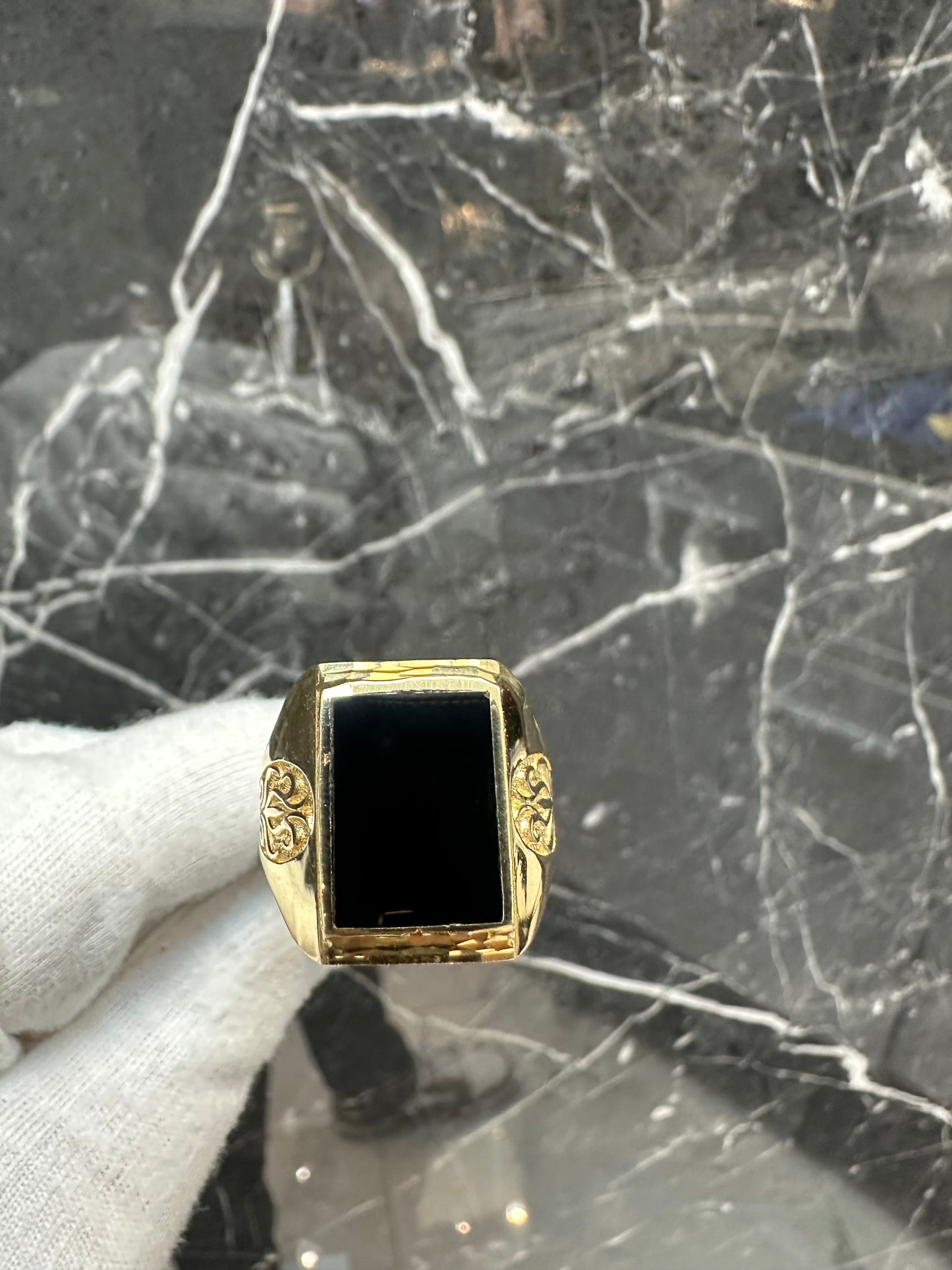 18K Gouden XL Zegelring met Gelaagde Onyx Steen – Maat 20