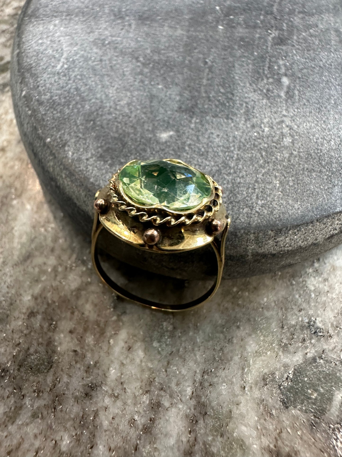 Prachtige 14K Gouden Vintage Ring met Sierlijke Steen – Tijdloze Elegantie