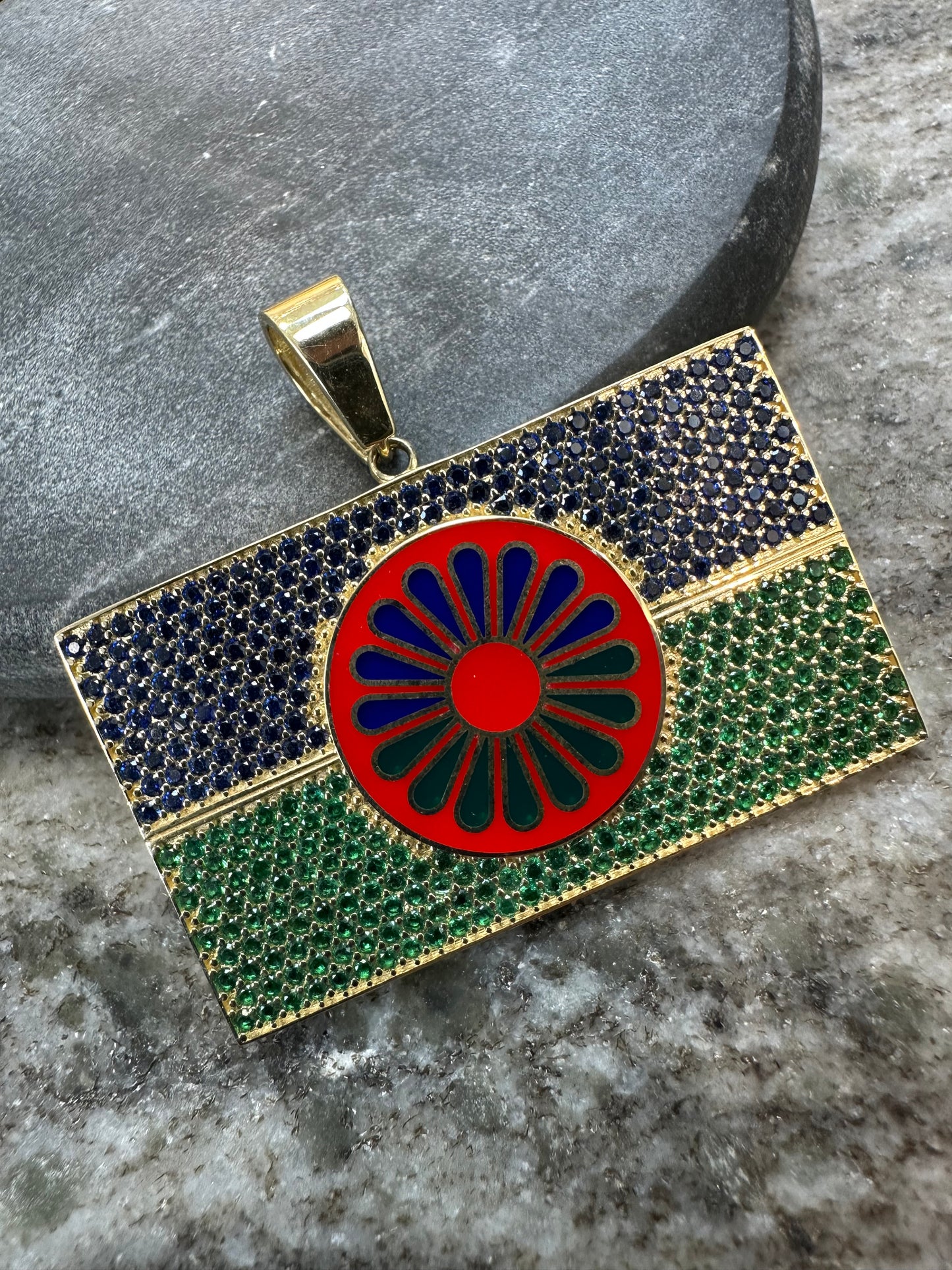 Prachtige 14K Gouden Roma & Sinti Vlag Hanger – Massief, Luxe & Vol Trots