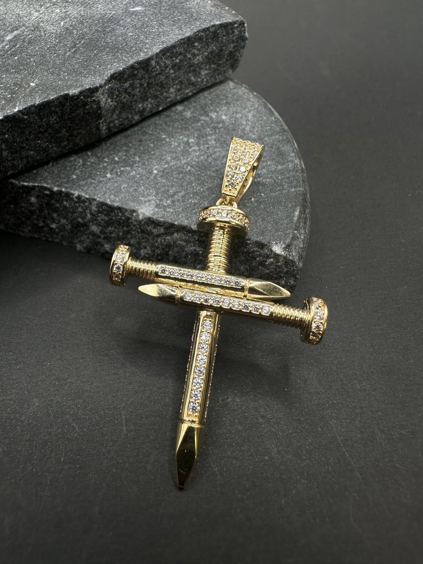 14K Gouden Spijker Kruis Hanger met Zirkonia