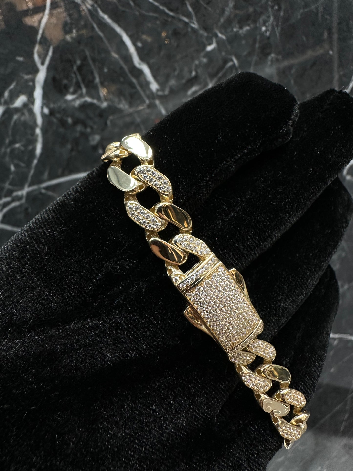 Prachtige 14K Gouden Iced Cuban Link Armband – 20,5 cm | 11 mm | Zirkonia