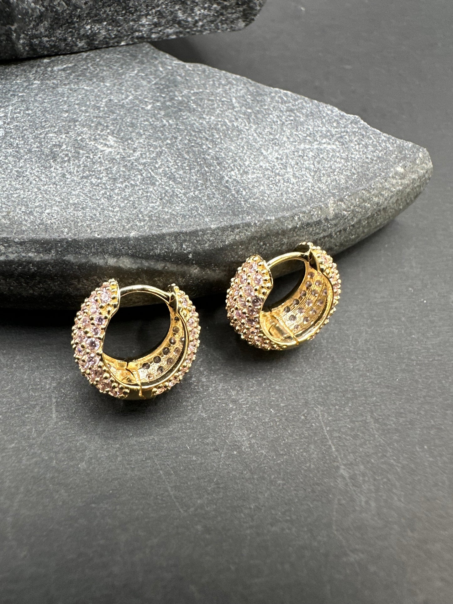 14K Gouden Oorbellen met Roze Steentjes – 13,7 mm