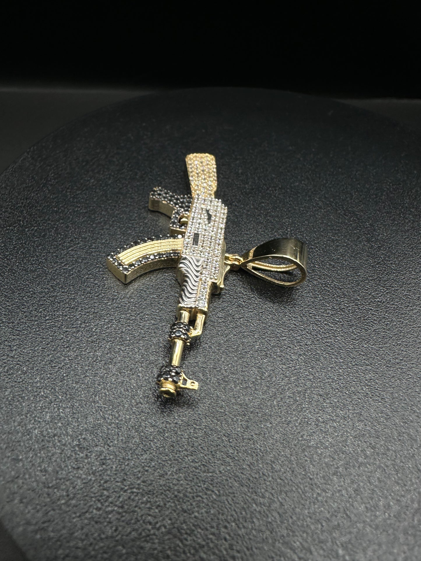 14K Gouden AK-47 Hanger met Zirkonia en Onyx – 60 mm