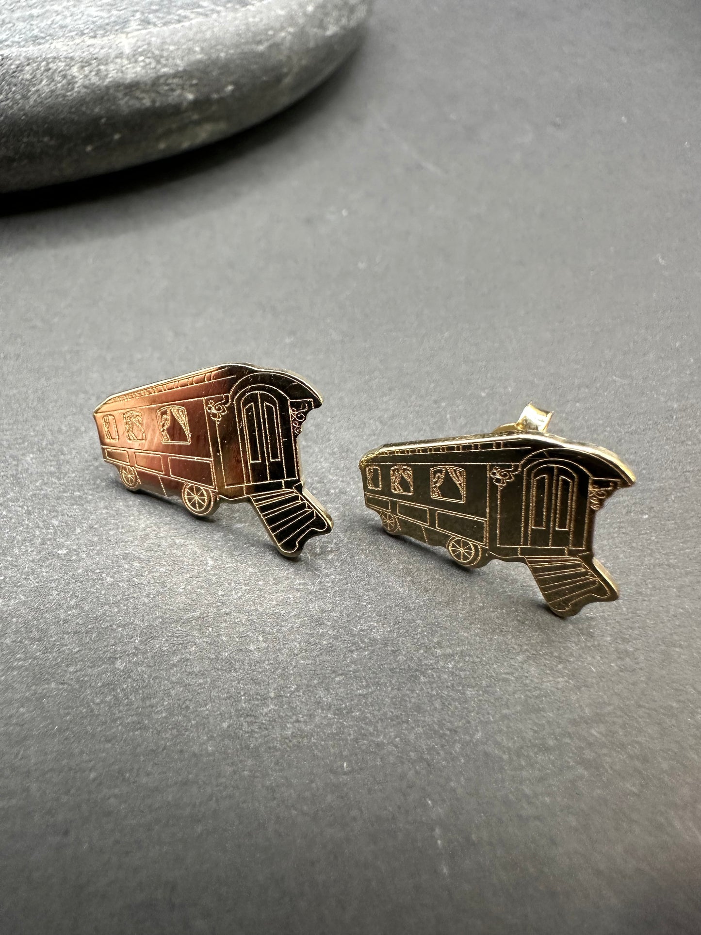 14K Gouden Woonwagen Knopjes Oorbellen – 16,3 mm