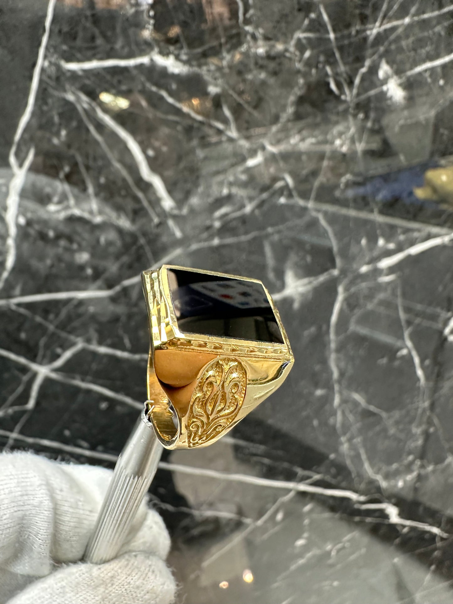 18K Gouden XL Zegelring met Gelaagde Onyx Steen – Maat 20