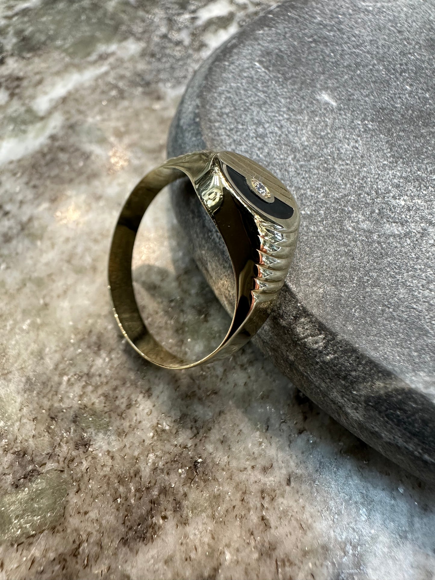 Prachtige 14K Gouden Ovale Zegelring met Onyx & Zirkonia – Luxe & Tijdloos