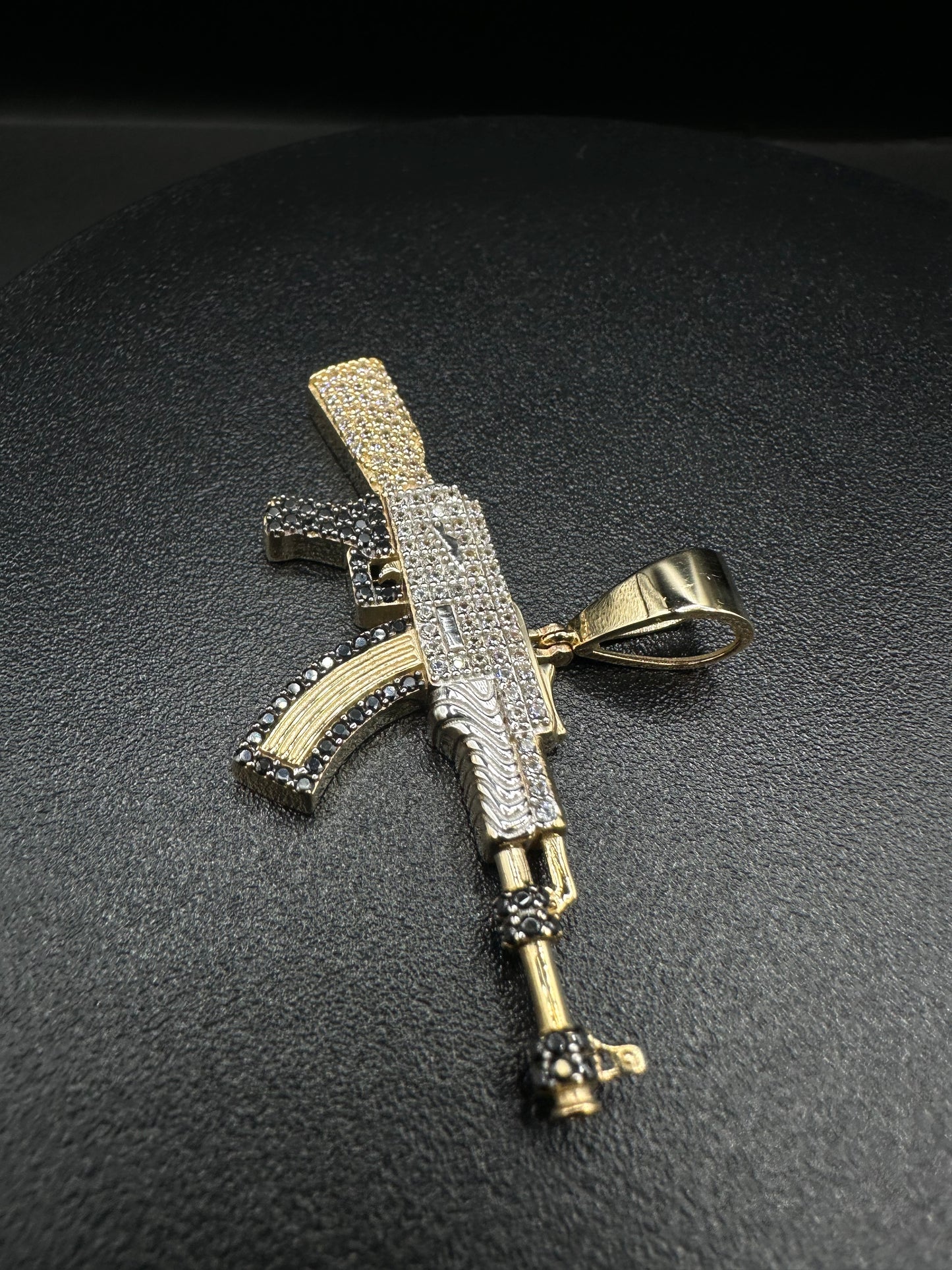 14K Gouden AK-47 Hanger met Zirkonia en Onyx – 60 mm