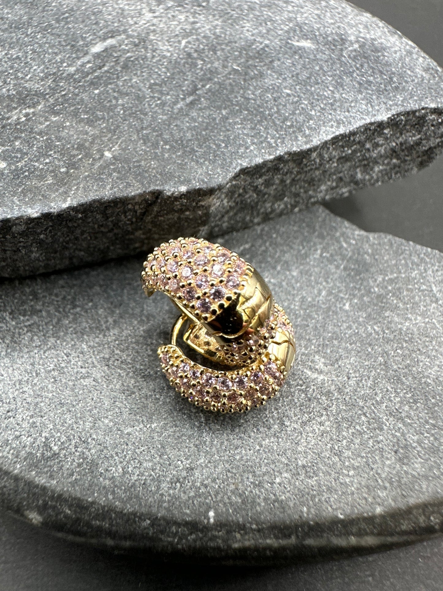 14K Gouden Oorbellen met Roze Steentjes – 13,7 mm