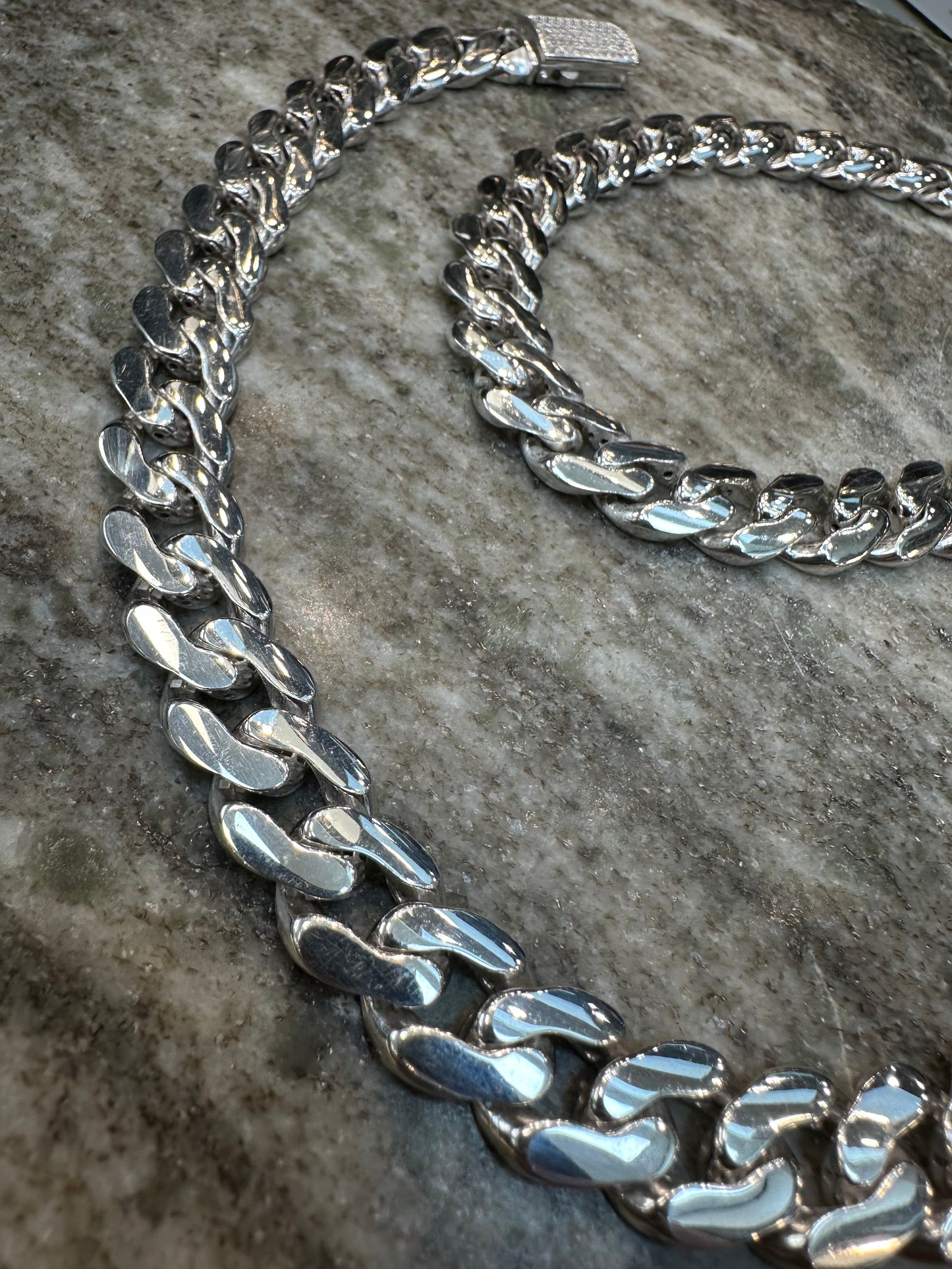 Prachtige 925 Zilveren Cuban Link Ketting – 61 cm | 12 mm | Iced Blokslot