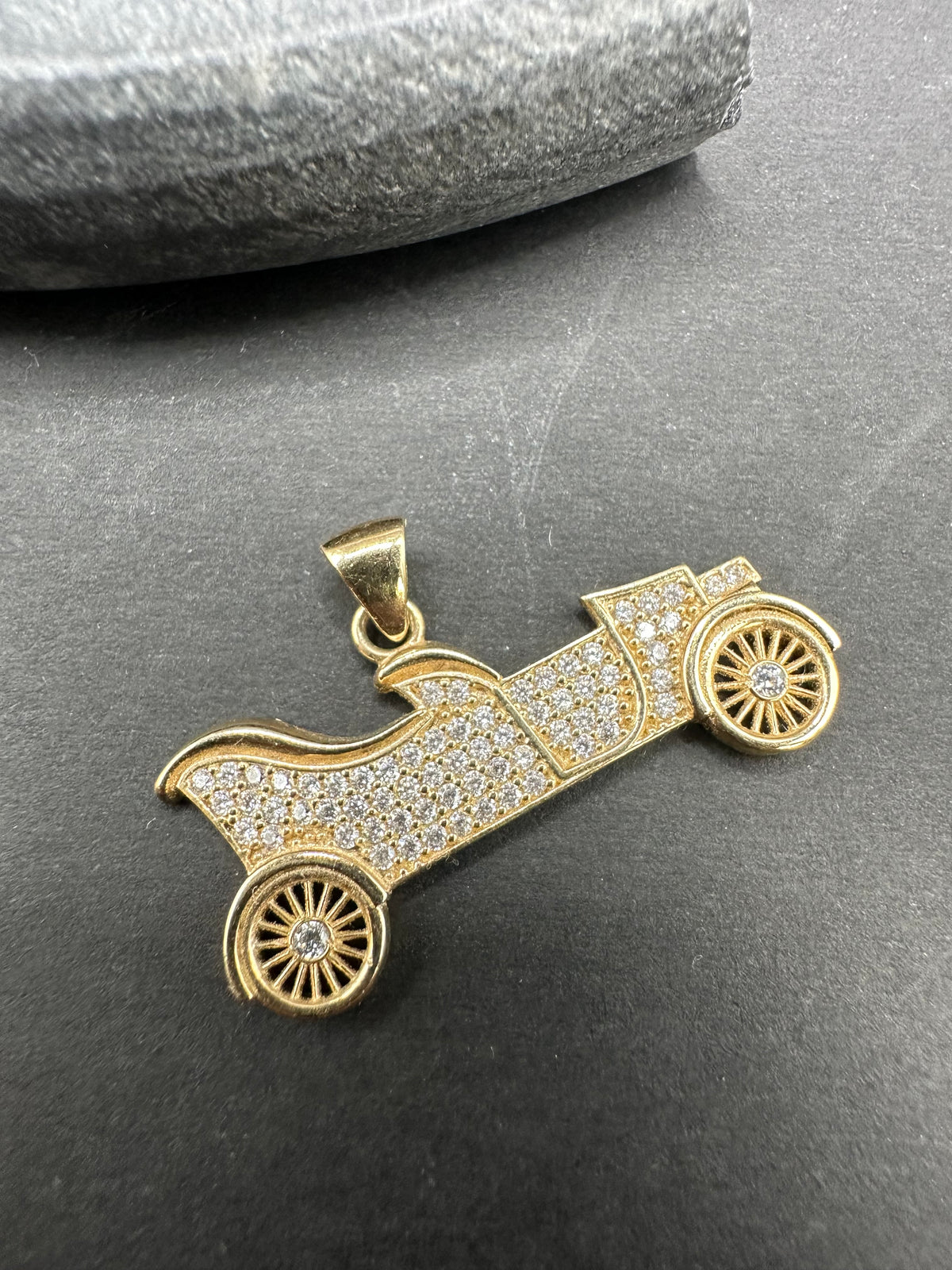 14K Gouden Klassieke Auto Hanger met Zirkonia – 30 x 15 mm
