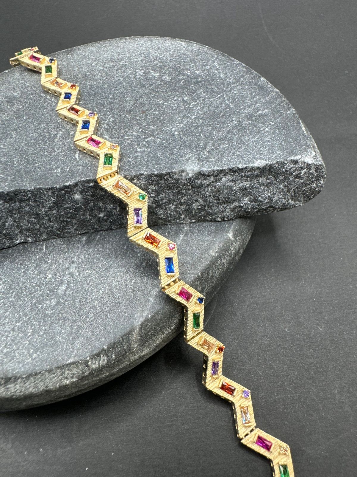 14K Gouden Matte Zigzag Armband met Edelstenen – 5,8 mm – 18,5 cm