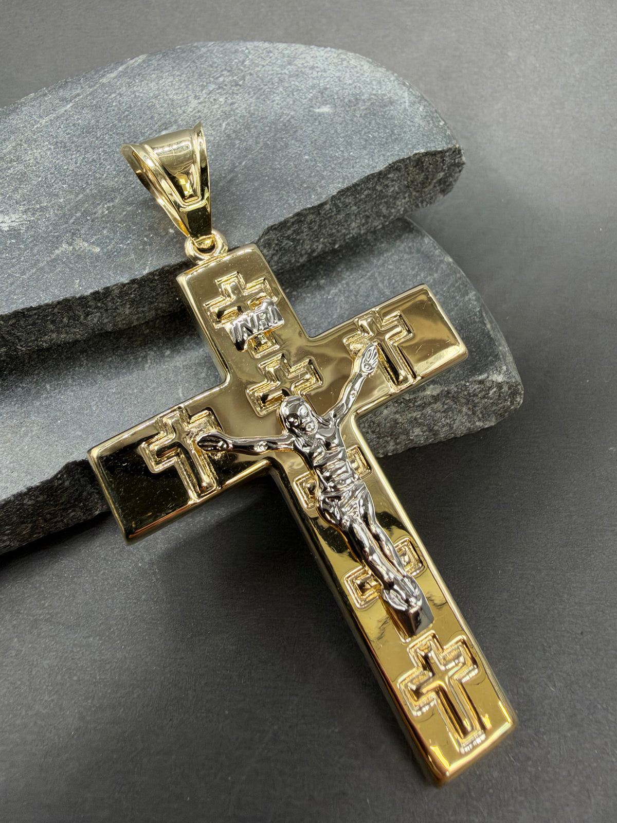 14K Gouden Kruishanger met Jezus in Witgoud – 48 mm x 83 mm
