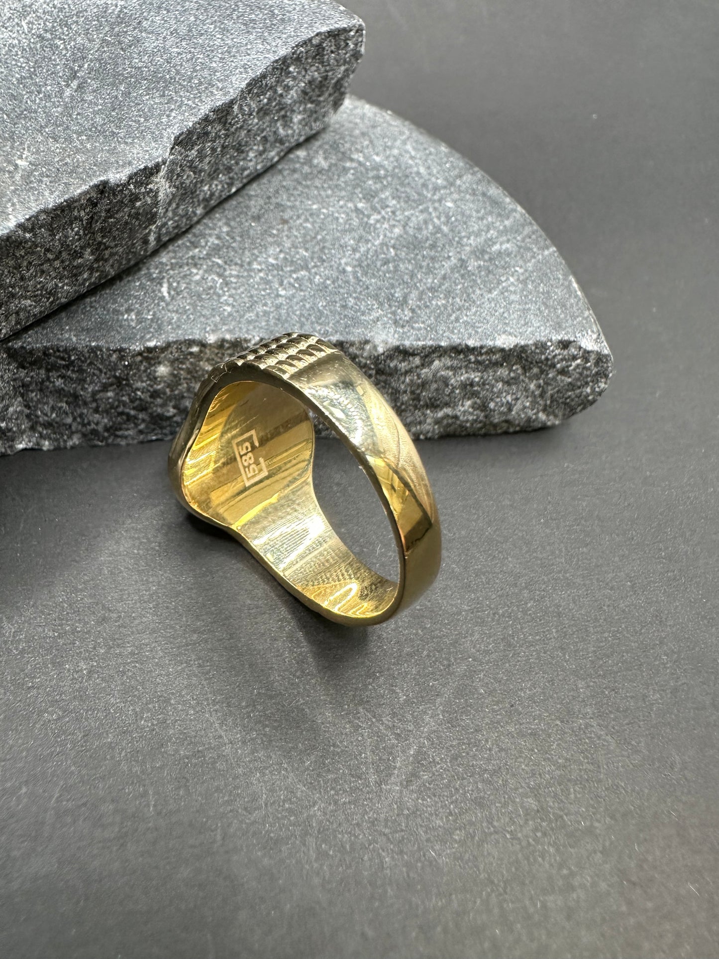 14K Gouden Massieve Ring met Rode Edelsteen en Zirkonia – Maat 21,5