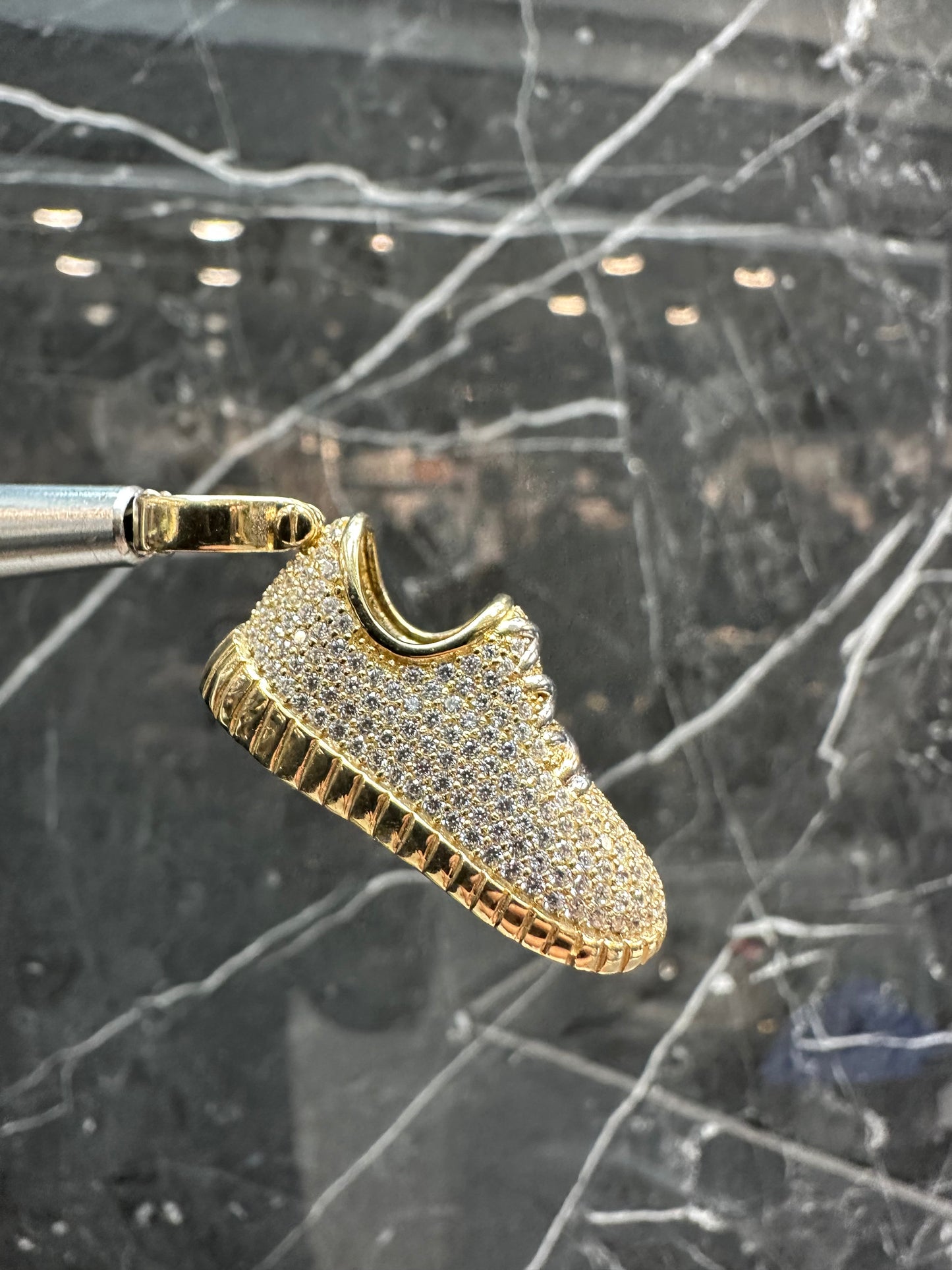 Prachtige 14K Gouden Sneaker Hanger – Iced met Zirkonia | 11,6 mm breed | 45,5 mm lang