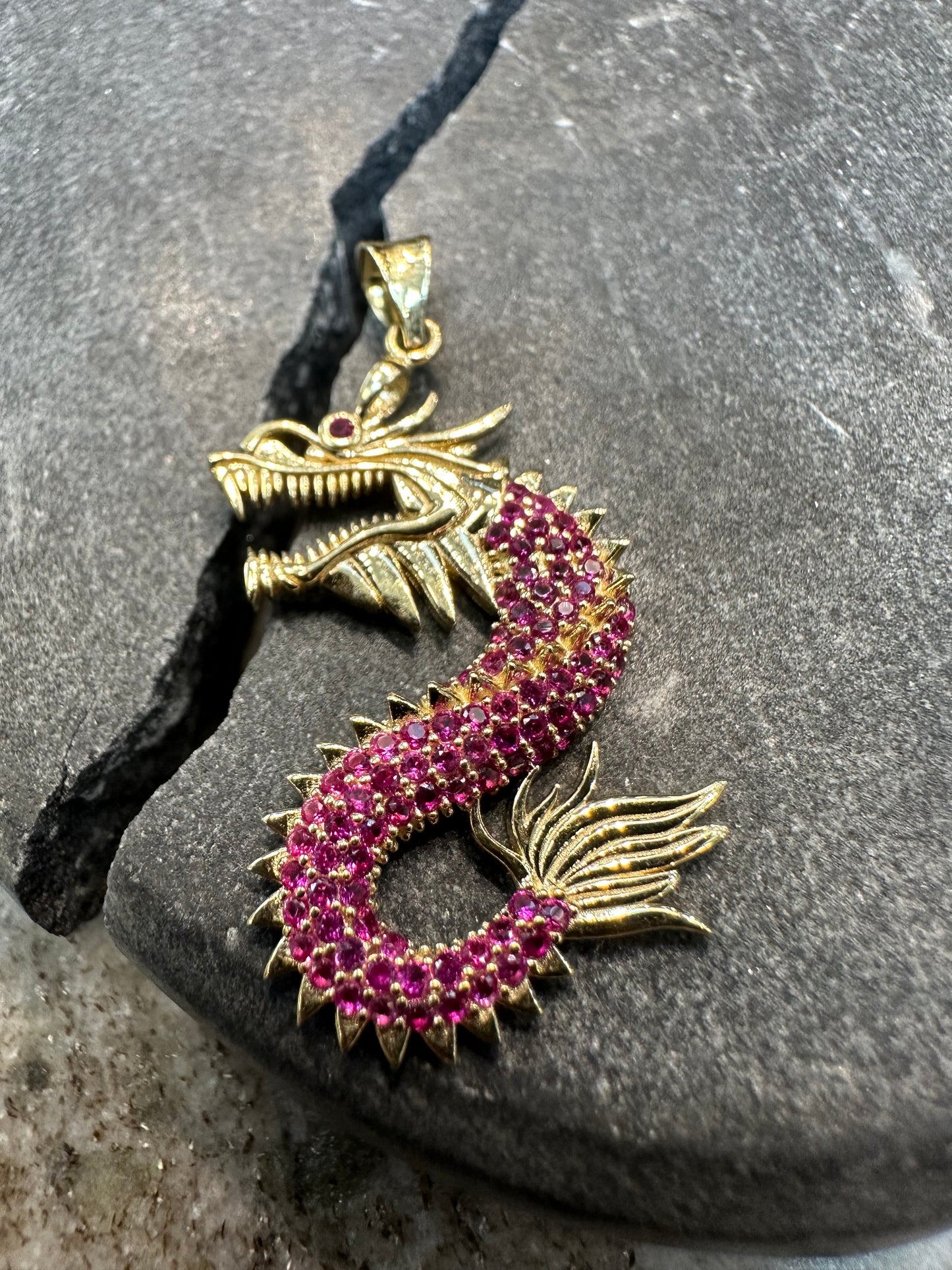 14K Gouden Draak Hanger – Bezet met Robijnen