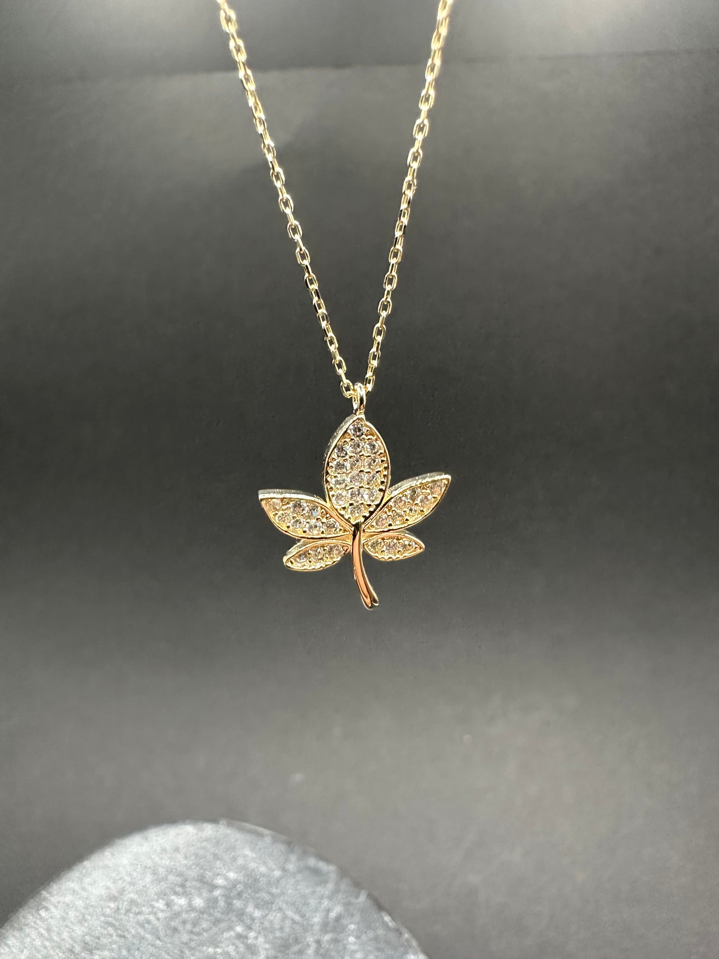 14K Gouden Elegante Ketting met Blad Hanger – 42 cm