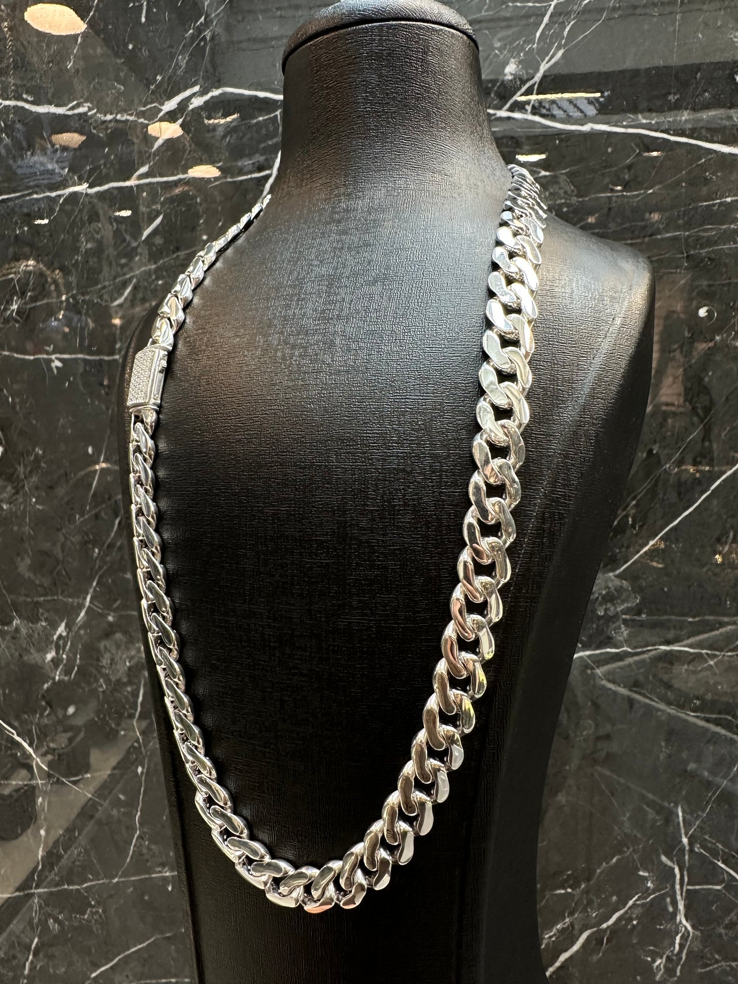 Prachtige 925 Zilveren Cuban Link Ketting – 61 cm | 12 mm | Iced Blokslot