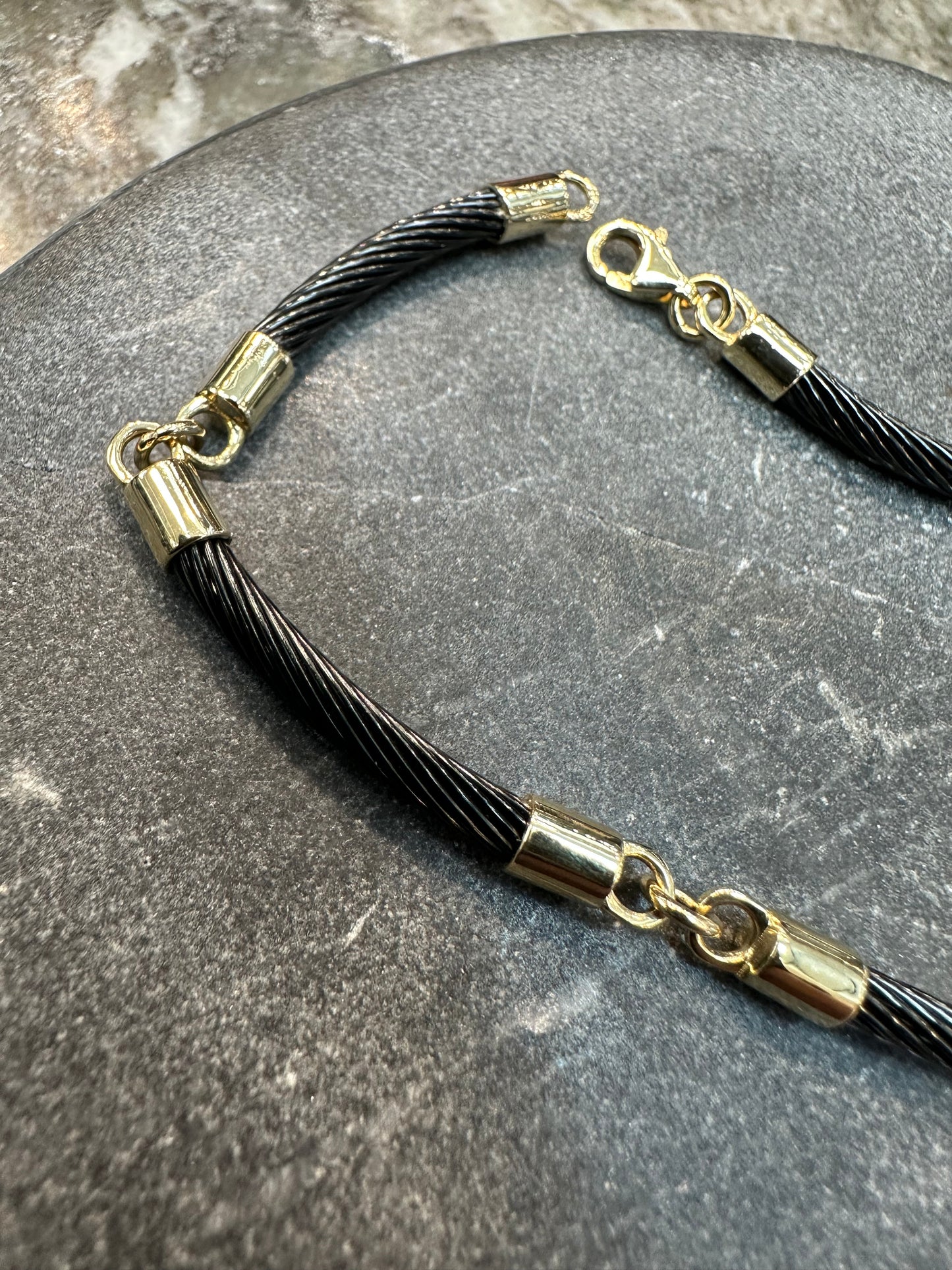 14K Gouden Armband met Zwarte Gevlochten Band