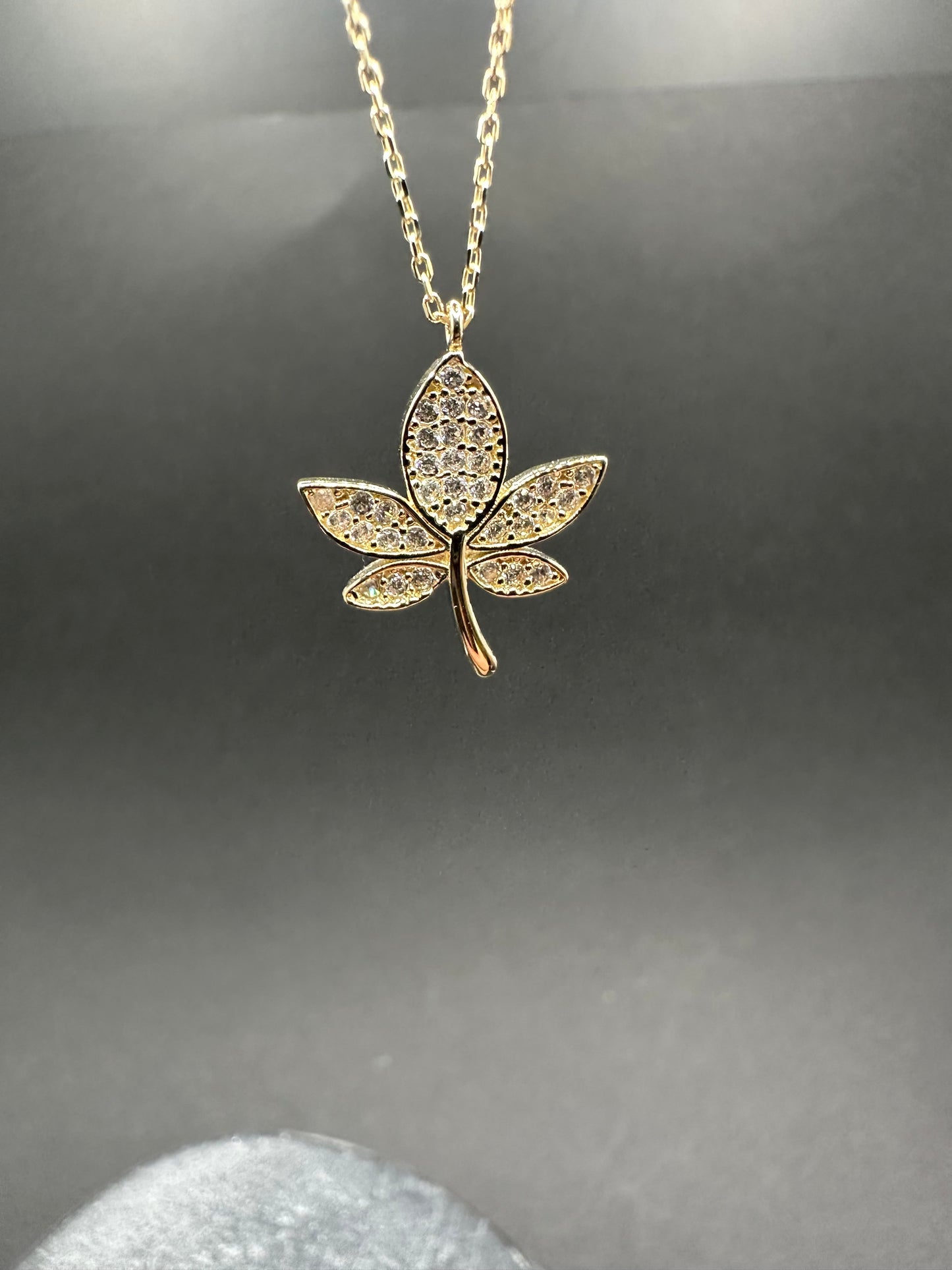 14K Gouden Elegante Ketting met Blad Hanger – 42 cm