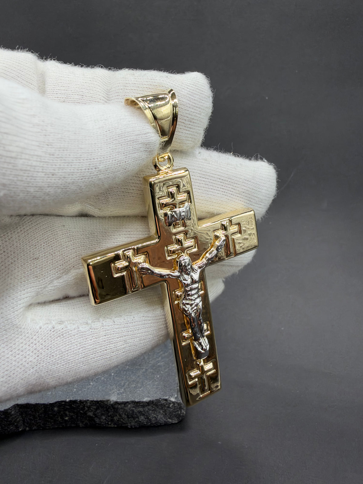 14K Gouden Kruishanger met Jezus in Witgoud – 48 mm x 83 mm