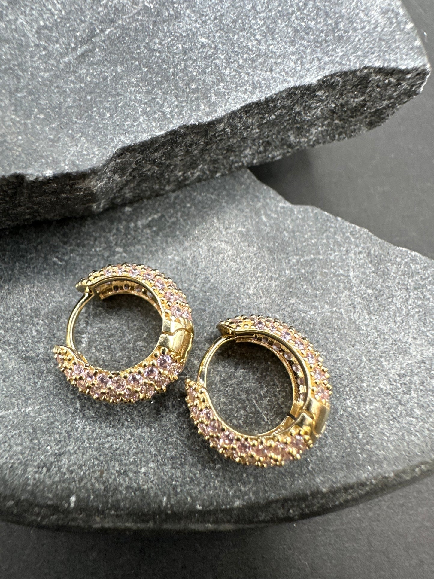14K Gouden Oorbellen met Roze Steentjes – 13,7 mm