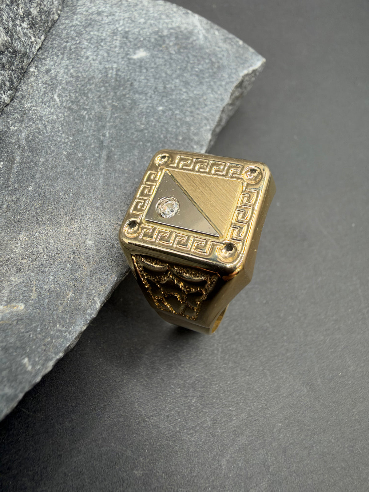 18K Gouden Ring met Meandrosbewerking en Zirkonia – Maat 21,5